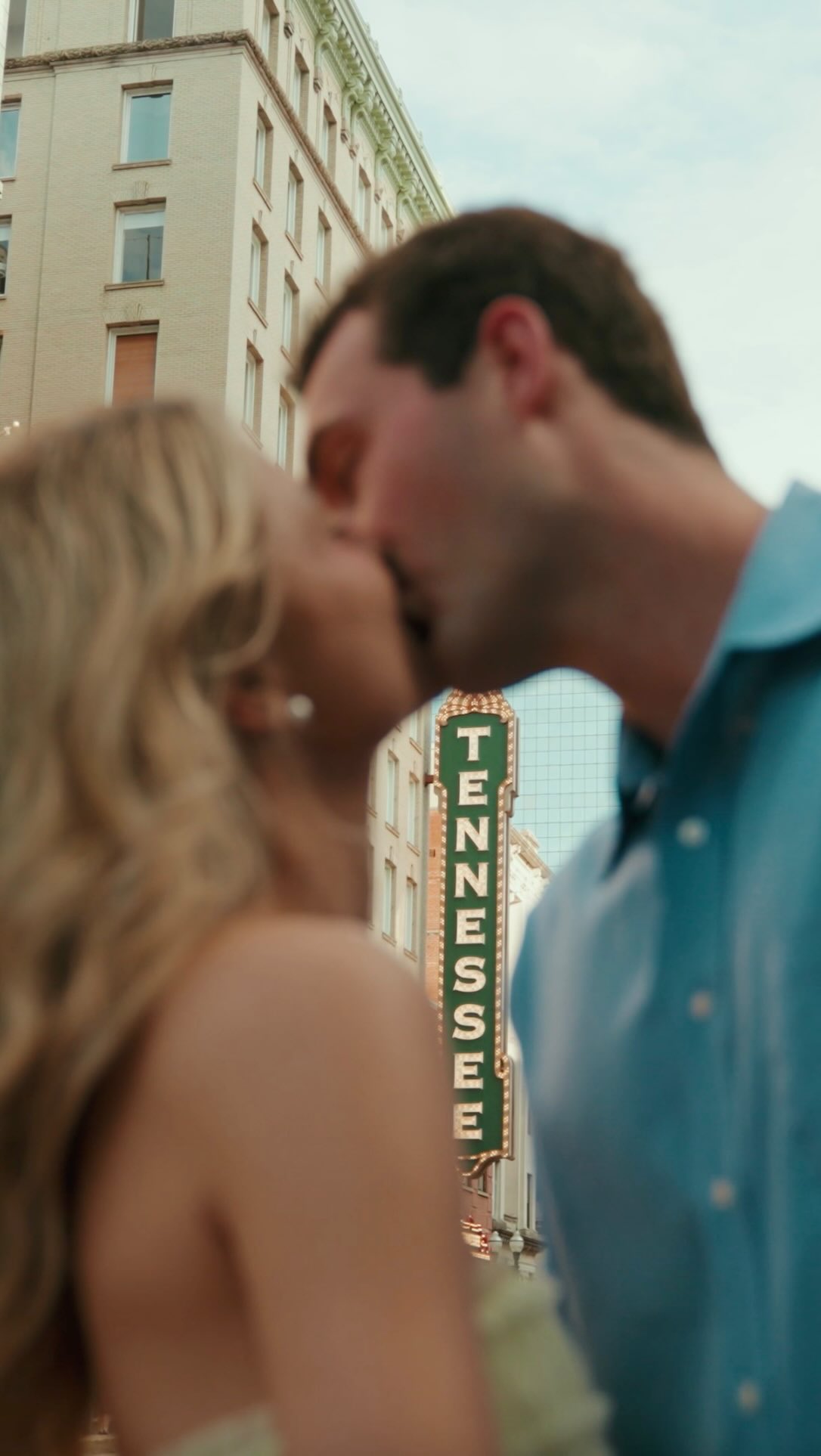 happy wedding week to these two Tennessee love birds 🕊️🧡 loved capturing this engagement session of them frolicking through Knoxville back in the spring!