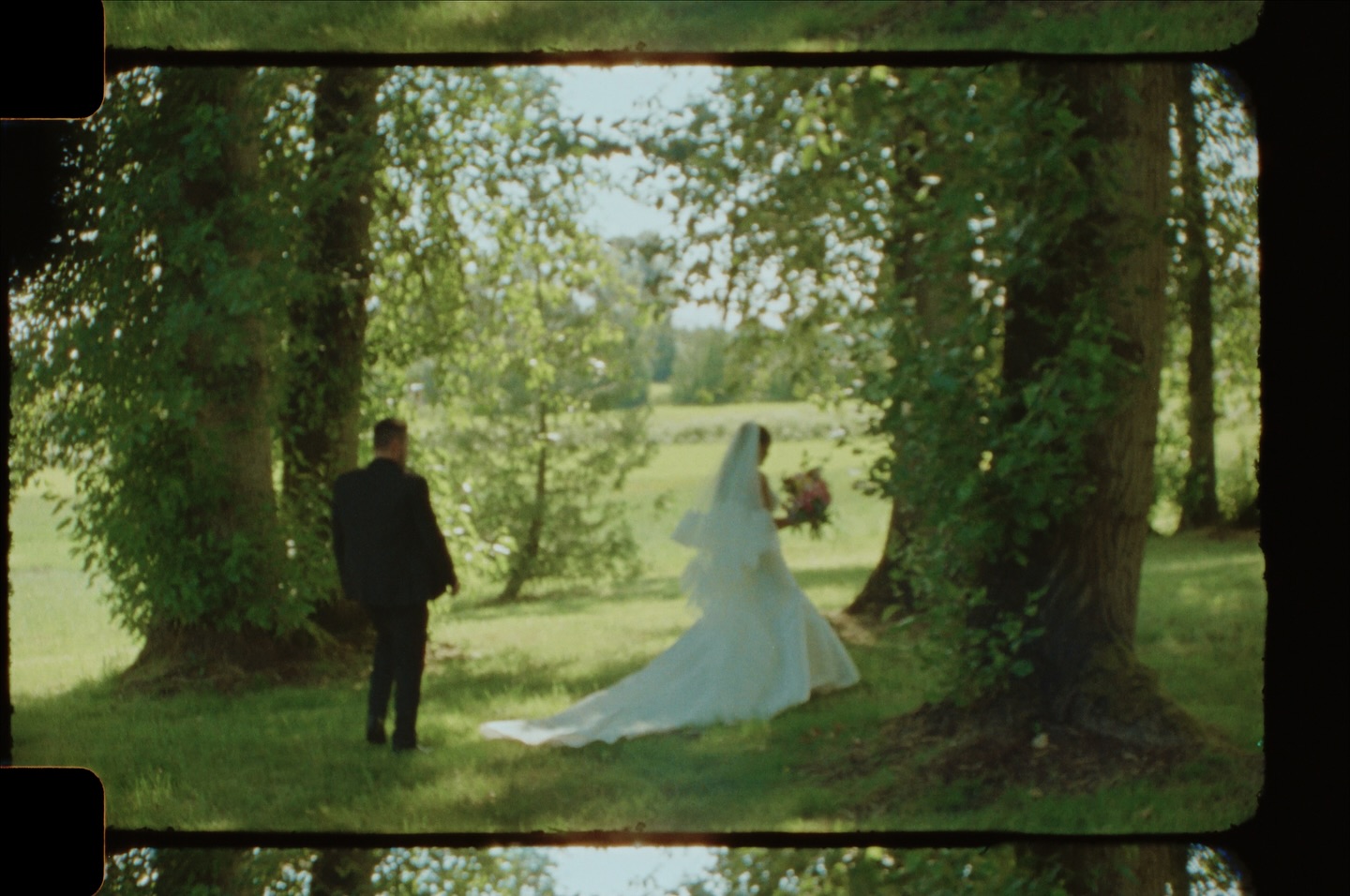 Some frames grabbed from Sienna & Dakota’s black tie and boots wedding celebration 💙 Getting 16mm film back from the developer is the biggest rush of adrenaline (especially when it looks as good as this ☺️) so excited to put together this film!
#16mm #weddingvideo #washingtonweddingvideographer #krasnogorsk #shootfilm