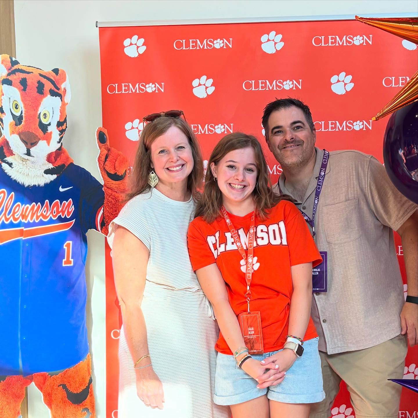 Read. Set. Roar.
Orientation @clemsonuniversity
•
@lilliecateallen
@sueallen610
@clemsonhonors2029 @clemsonhonors