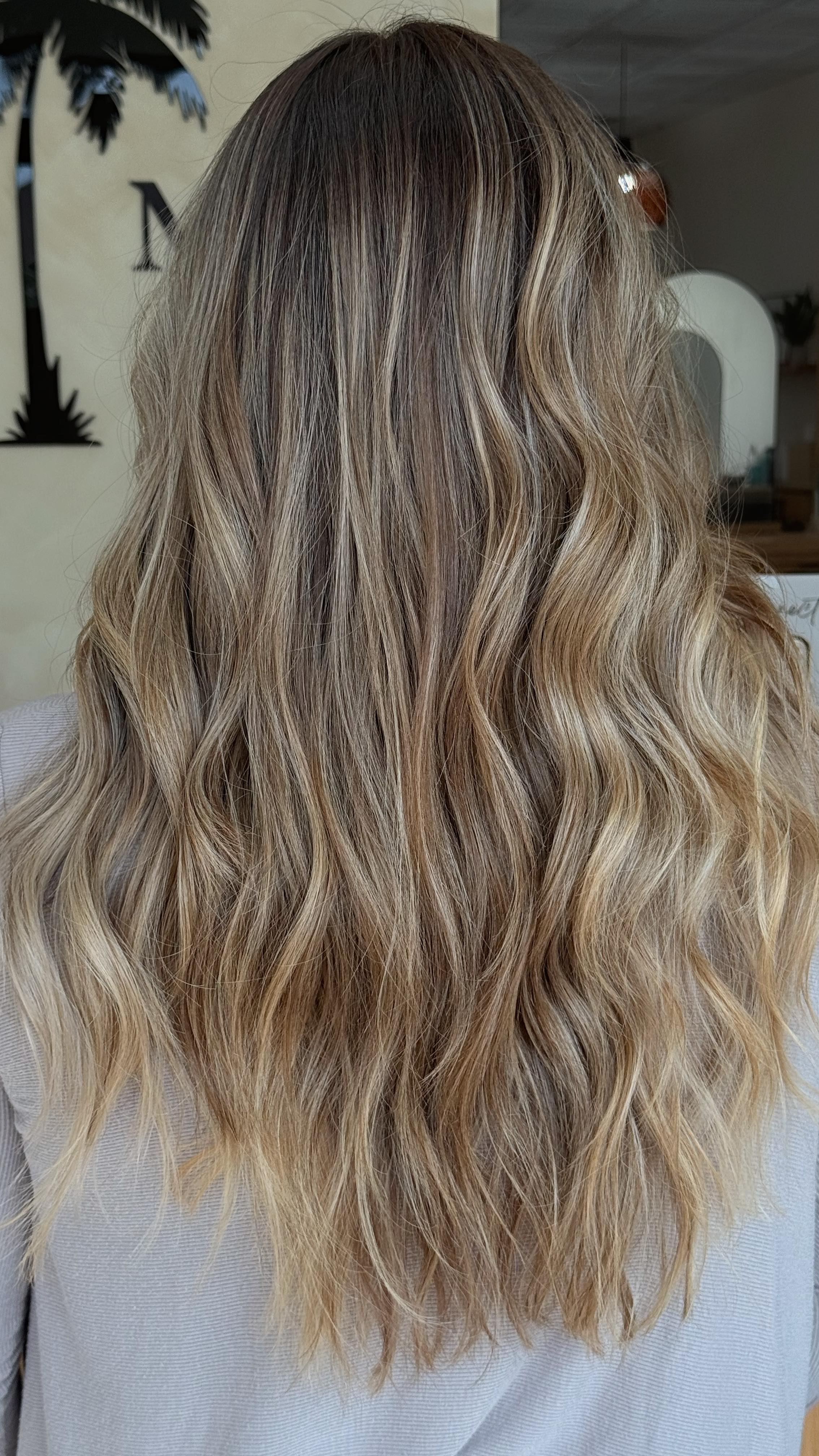POV: your salon home is waiting 🤍
Warm coffee, good energy, and stylists who get you.
Come as you are — leave feeling your best.
Always welcoming new guests.
#SaltyMayneSalon #SarasotaSalon #LivedInColor #BlondeSpecialist #KeratinExtensions #SalonHomeVibes