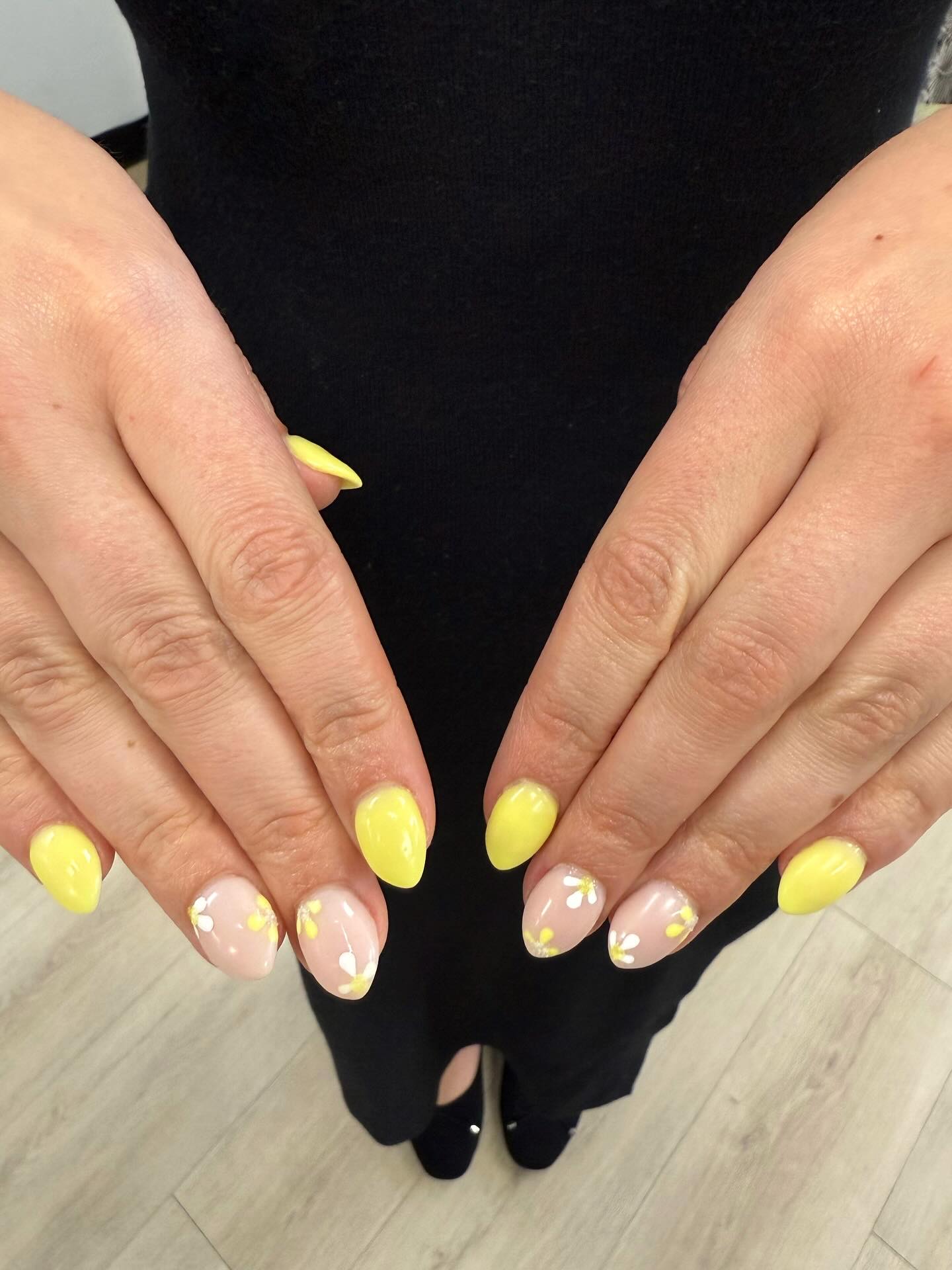 🌼💛
#dip #dippowdernails #dippowder #natural #yellow #flowers #summer #nailart #nails #614nails #nailsofinstagram #hilliard #hilliardohio #hilliardnails #dublinnails #thepaintshopnailstudio #thepaintshop