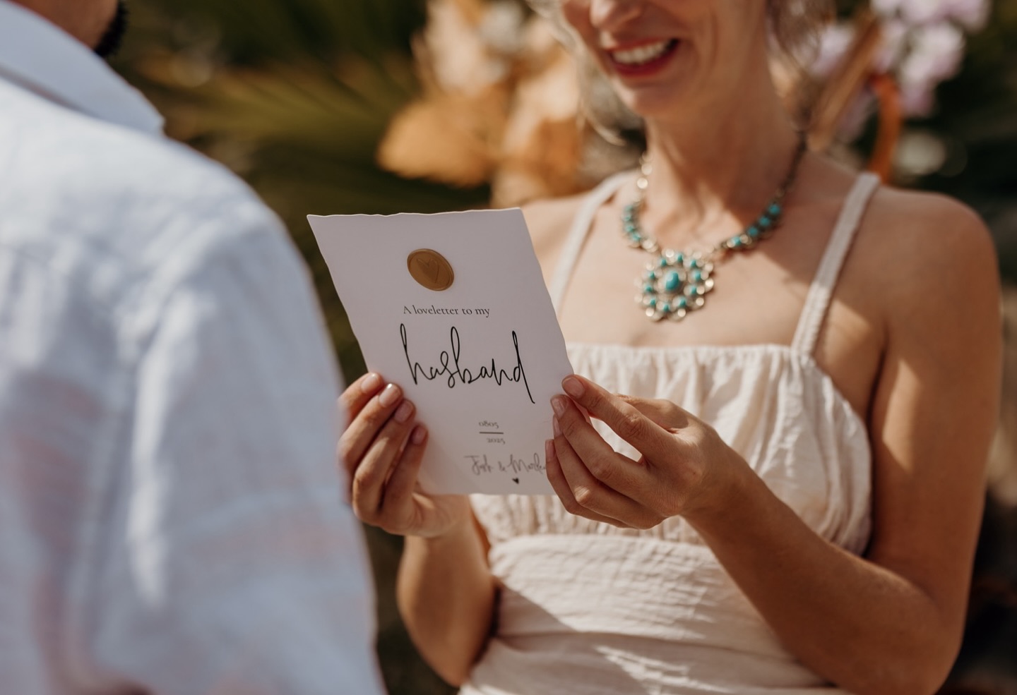 De geloftes, voor velen hรฉt moment waar vele tranen worden gelaten. Want wanneer spreek je nou ooit zulke mooie, liefdevolle woorden uit naar je partner? Ik stel voor dat iedereen die in een relatie zit, dit elk jaar op een vast moment zou moeten doen. Misschien elk jaar op 31 december? ๐