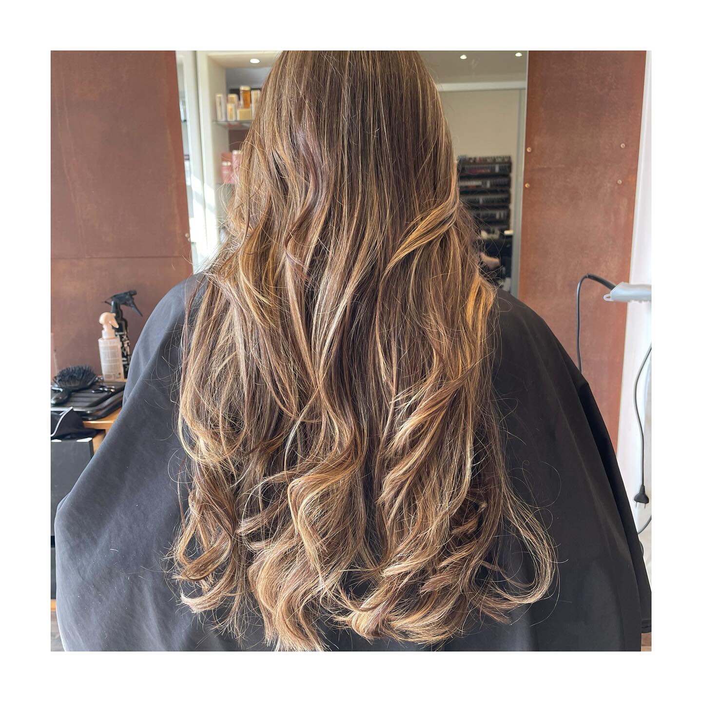 ✨ Un antes con color desgastado de hace más de un año… y un después lleno de vida y luz!
Protegimos el cabello con Metal Detox de L’Oréal para cuidar la fibra y potenciar el resultado del color 💪🌿
Técnica personalizada de iluminaciones para un efecto natural y brillante ✨
¿Te animás a un cambio como este?
📍 Solei Hair Professional | Av. Rivera 6690
📲 094011467 | Instagram @soleihairprofessional