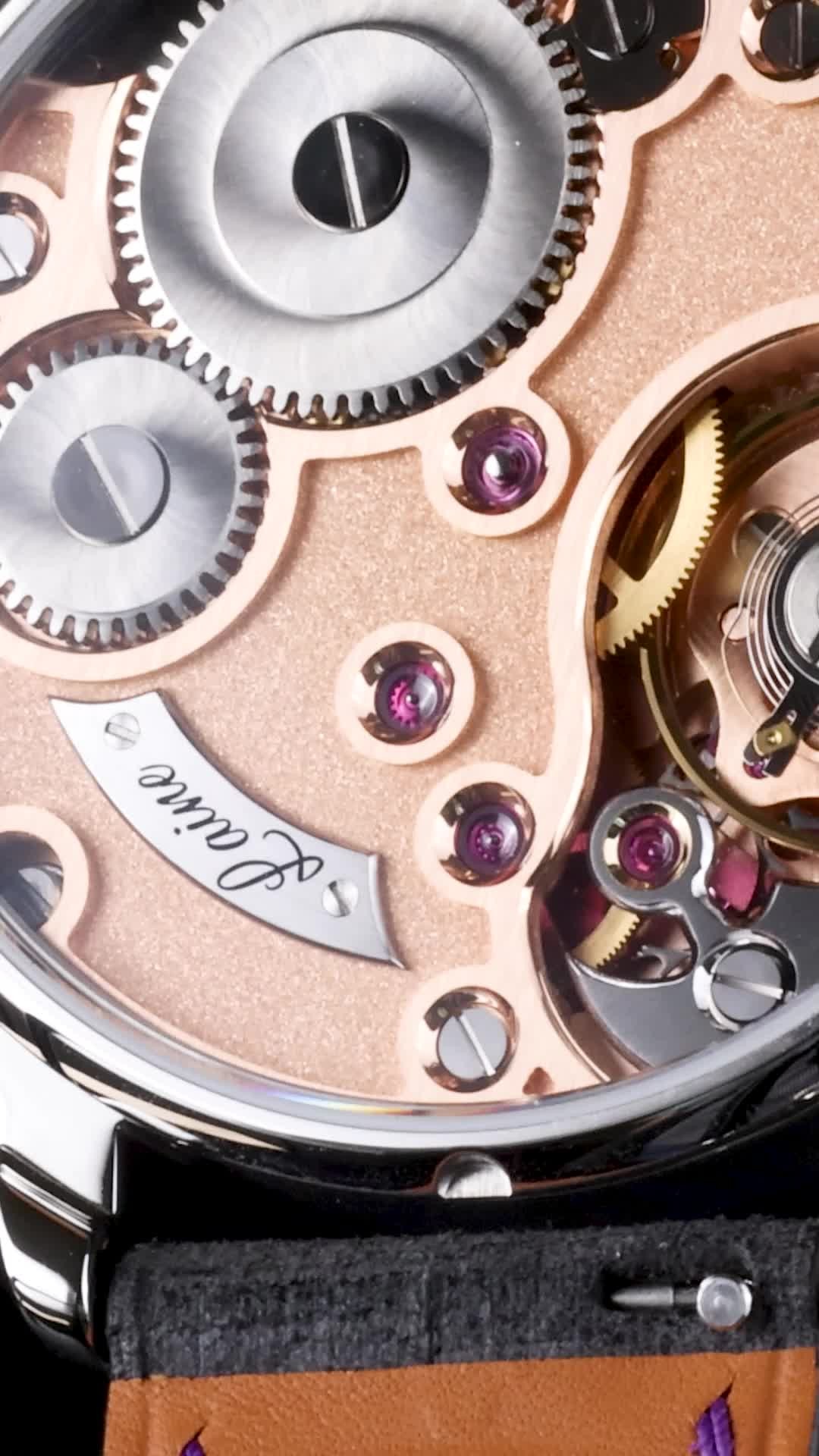 The kind of purple that makes white look even cleaner. That’s teamwork. 🤝💜
Laine G3 purple fumé frosting with double hand turned guilloche in rhodium.
#custommade #bespoke #guilloche #torstilaine #watchfam #lainewatches #watch #microrotor #swisswatches