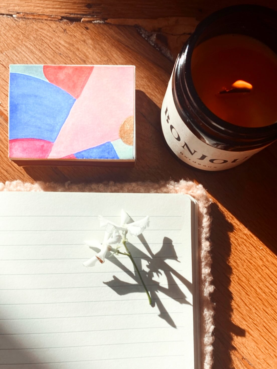 • BRÛLER SES PEURS •
Les écrire pour les extérioriser.
Puis les brûler pour les alchimiser.
🔥 J’ai peur de ne jamais rencontrer l’homme de ma vie 🌬️ L’homme avec qui on se rendra mutuellement heureux me cherche aussi et nous allons nous trouver.
🔥 J’ai peur de ne pas réussir à me créer une vie professionnelle épanouissante et lucrative.
🌬️ J’ai des ressources en moi que je peux offrir au monde pour générer de la joie et de l’argent
🔥J’ai peur de perdre mes proches.
🌬️Dis aux personnes que tu aimes que tu les aimes, profite d’eux et grave des souvenirs précieux dans ton coeur, qui eux, resteront toujours.
Quel bel exercice.
À faire autant que nécessaire pour s’offrir des pensées optimistes et qui créent une réalité toute autre.