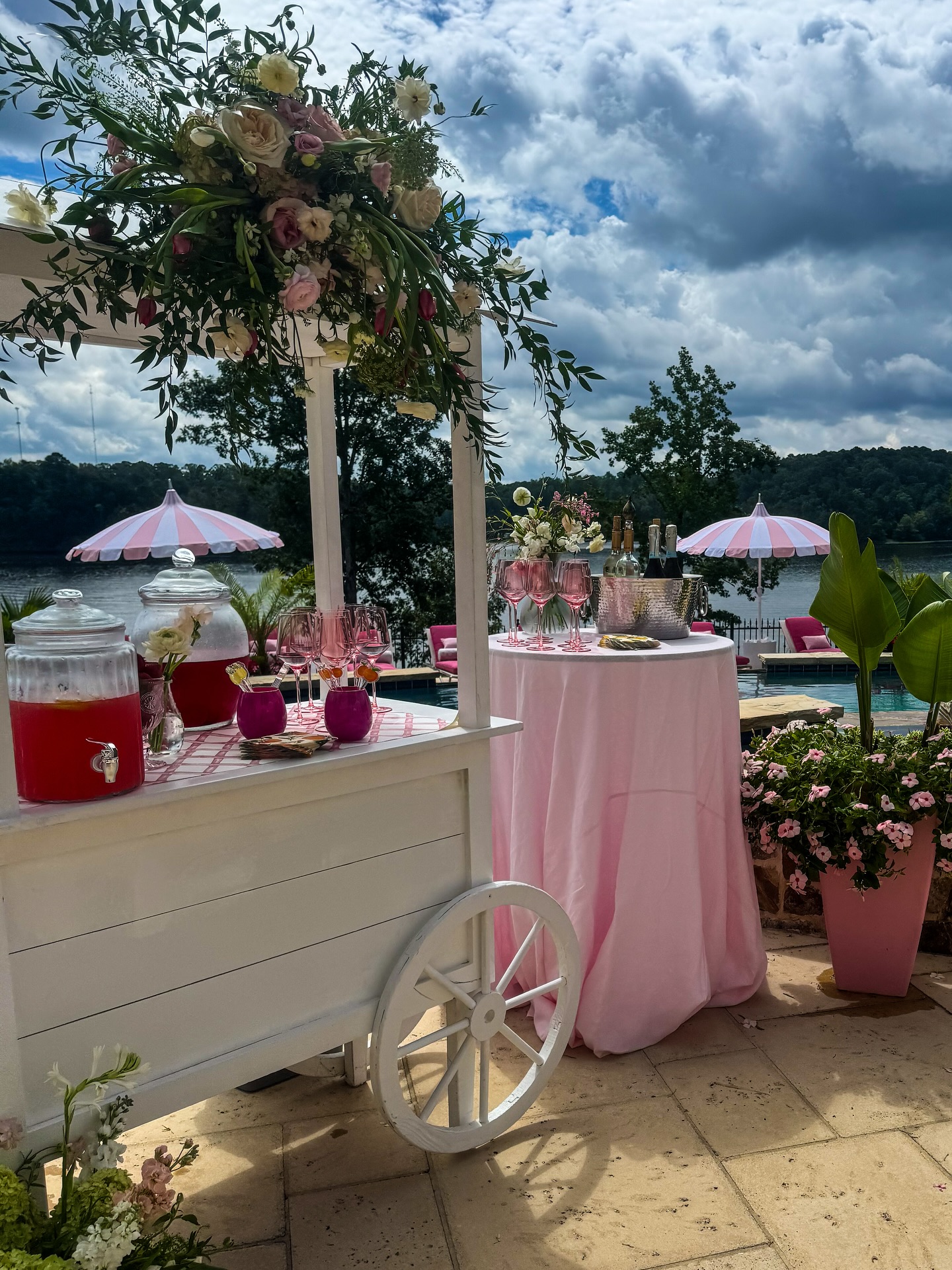 An intimate outdoor baby shower brunch is just what the baby ordered 😍
Featuring:
Dessert/drink Cart
NEW pink wine glasses
Tuscany Pink Linens
Designer and Planner: @juliacoleentertains