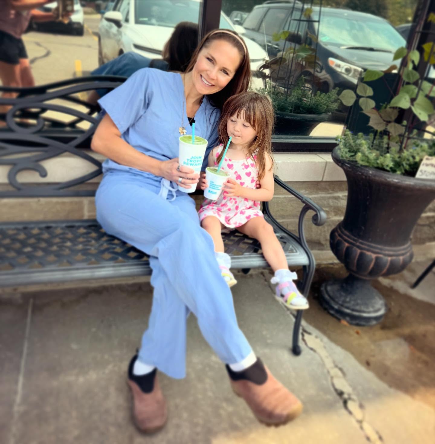 A sweet green cheers with my mini! ✋🏼Hold the hidden turbinado sugar 🤍🌿
Thanks Coco for the healthy treat! @colleenhowe23