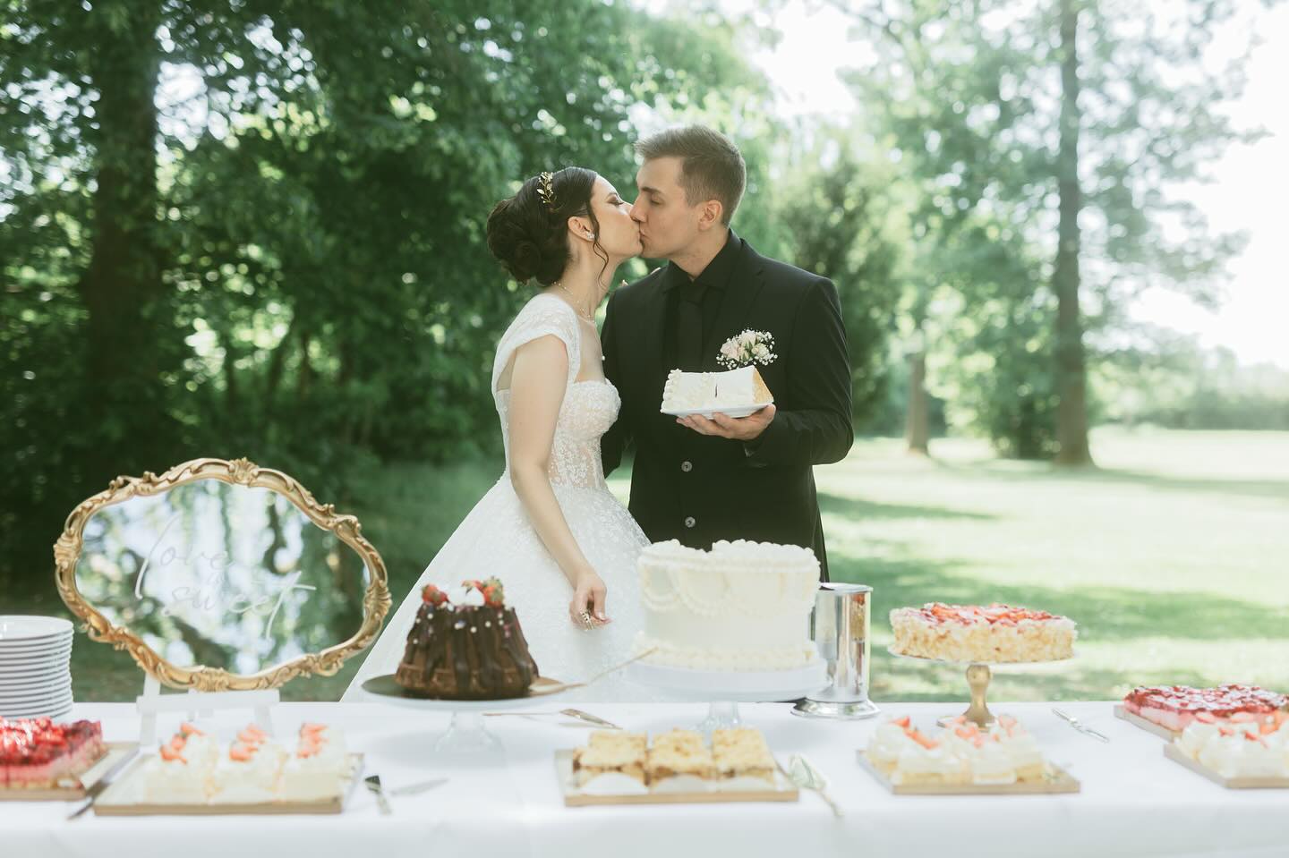 Romantische Schloss Hochzeit
wie wunderschön sind diese Bilder geworden?! 🥹✨🫶🤍
Ich durfte im Mai Teil dieser wunderschönen Hochzeit sein mit vielen tollen Dienstleister Kollegen.
Ein Kuchenbuffet mit einigen Klassikern wie Käsesahne, Apfelstreusel oder Erdbeerkuchen. 🤤
Ihr wünscht euch auch so ein leckeres Kuchenbuffet mit klassischen Kuchen oder auch feinsten Törtchen?
Ab 06.10.2025 öffnet sich mein Kalender für das kommende Jahr. Nutzt hierfür dann gerne mein Kontaktformular auf der Homepage.
🤍🥰✨🫶
Fotografin: @sarahguberphotography
Location: @schlossjaegersburg
Planung/Organisation: @aliagraceweddings
Blumen/Dekoration: @ckideal
Catering: @restaurantcateringlahner
#wedding2026 #heirateninfranken #vintagecake #hochzeitstorte #pâtisserie #konditorei #juliasitter_patisserie