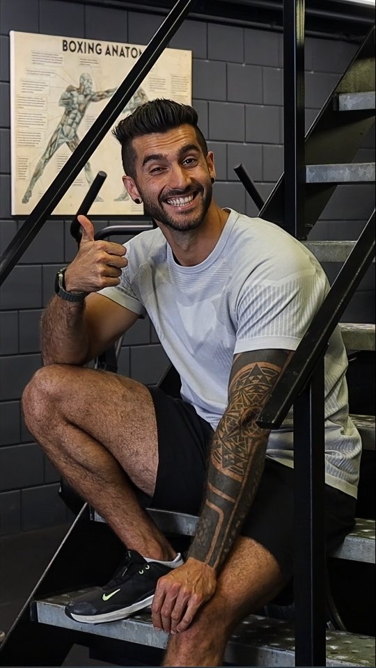 👋 Meet Kebko – Personal Trainer met focus op kwaliteit & beweging die telt.
Geen standaard workouts, maar slimme training die jouw lichaam leert bewegen zoals het hoort. Bij mij draait het om techniek, bewustwording en duurzame progressie. 💪🧠
Met jaren ervaring in functionele training help ik je niet alleen sterker worden, maar vooral beter bewegen — zonder poespas, mét resultaat.
✅ Specialist in high quality movement
✅ Persoonlijke coaching op maat
✅ Focus op kracht, mobiliteit & blessurepreventie
✅ Train bewust, efficiënt en doelgericht
📍 Locatie: Original Physic – Amsterdam Noord
🌐 Meer info & kennismaken:
👉 www.kebkokabakibi.com - www.originalphysic.nl
Klaar om de kwaliteit van jouw beweging te upgraden? Let’s work. 🔥
#KEBKO #MeetTheTrainer #HighQualityMovement #FunctioneleTraining #PersonalTrainingAmsterdam #OriginalPhysic #KrachtEnControle #TrainMetVisie #AmsterdamNoord #BewustBewegen #movementismedicine #longevity #functionalfitness