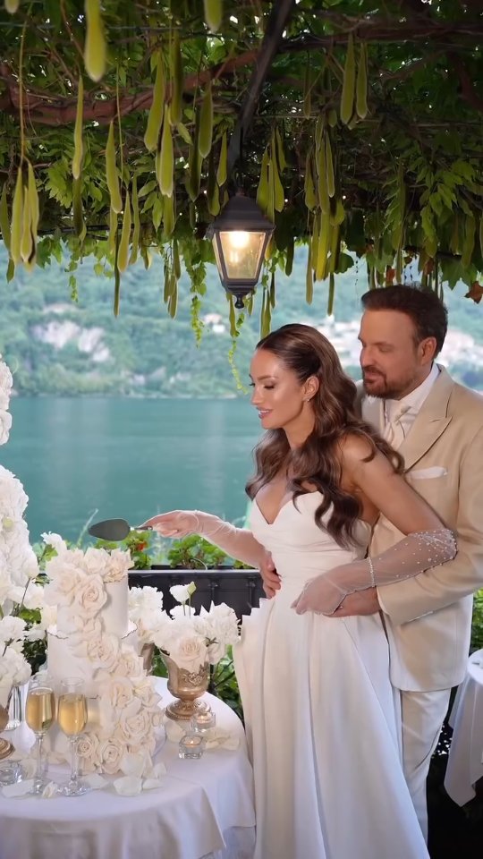 📹 from @juliadi7
👰♀️ @rantaaho.alisa
💐 from @figlideifioricomo
#lakecomo #comolakeside #lagodicomo #candlelightdinner #romanticdinner #comolake #weddingday #wed
