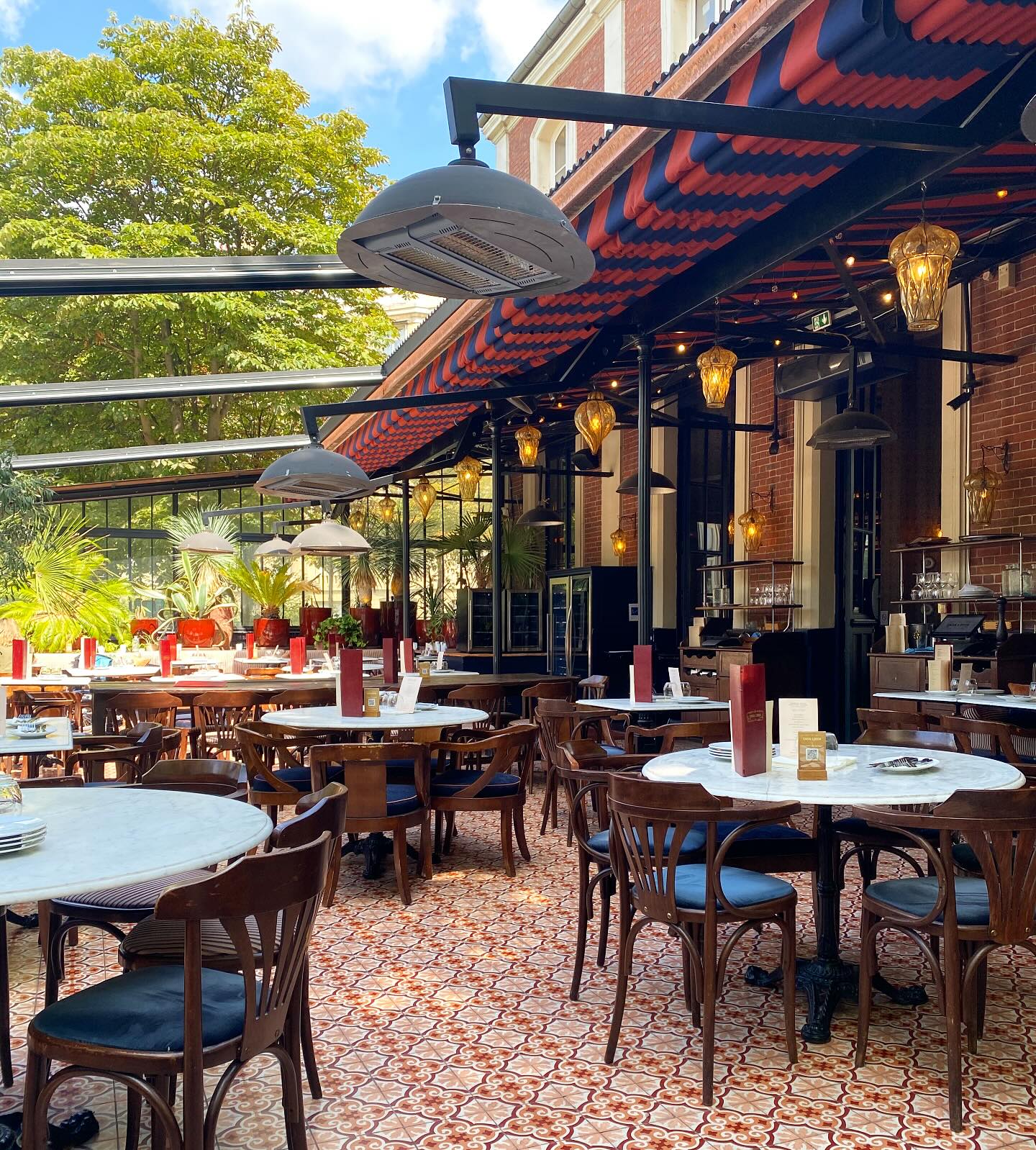 • CASA LUISA •
S’offrir un moment rien que toutes les deux.
Sans enfants.
Sans personne d’autre que nous.
Ça faisait longtemps et que c’était bon de parler de pouvoir de manifestation, de nos cœurs, tout cela dans un si joli cadre à la @casaluisaparis 🙏🏼
Merci @desbailea ❤️