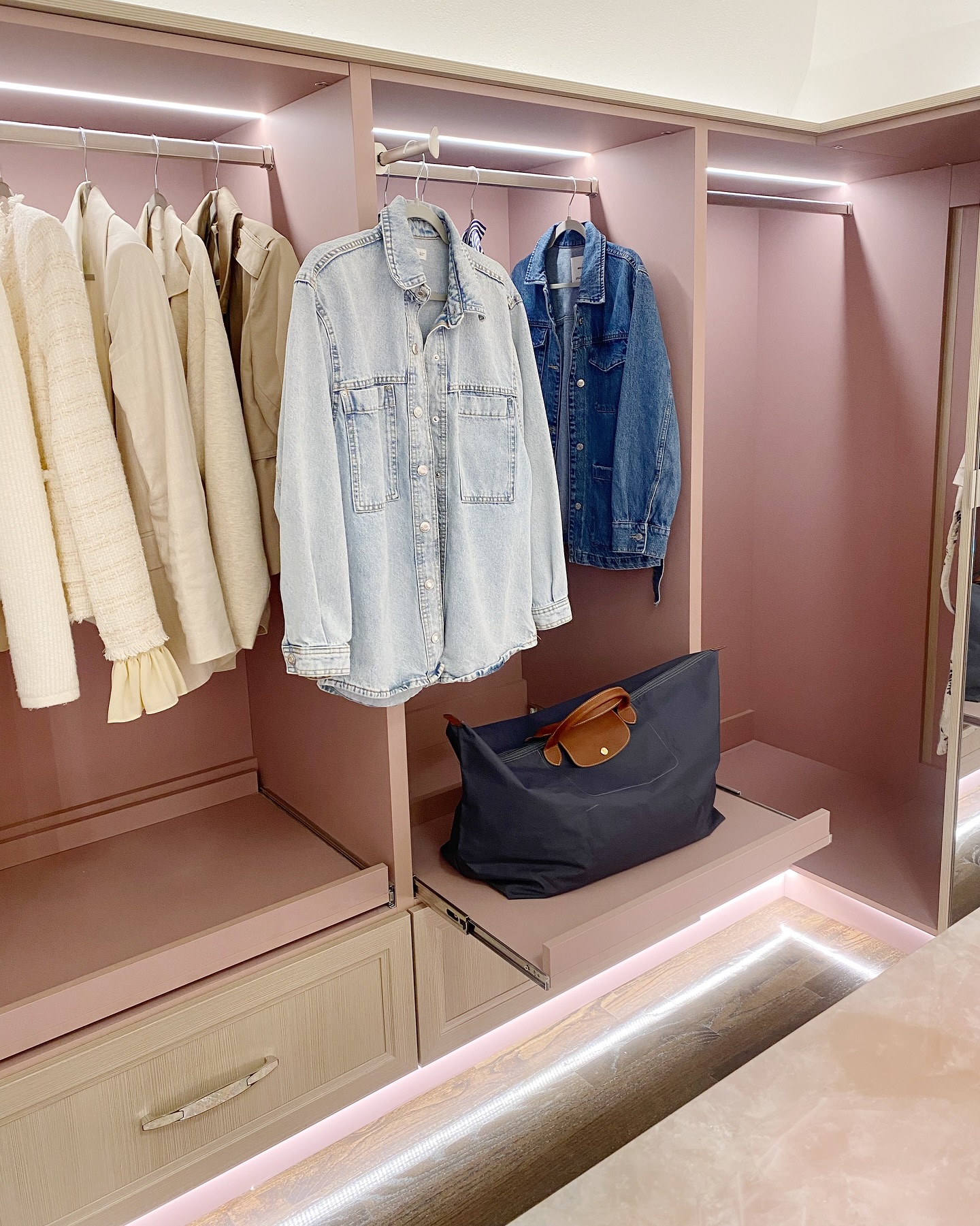Let’s set the packing stage✨ The valet rod gathers all your travel outfits in one place, but what about adding in a valet shelf? Perfect for the pieces that don’t need a hanger or for resting the bag you’re about to pack. Little luxuries that make a big difference. 🧳💫
#ClosetDesignInspo #LuxuryClosets #ClosetOrganization #TravelInStyle #CustomClosetDesign #ClosetGoals #OrganizationInspo