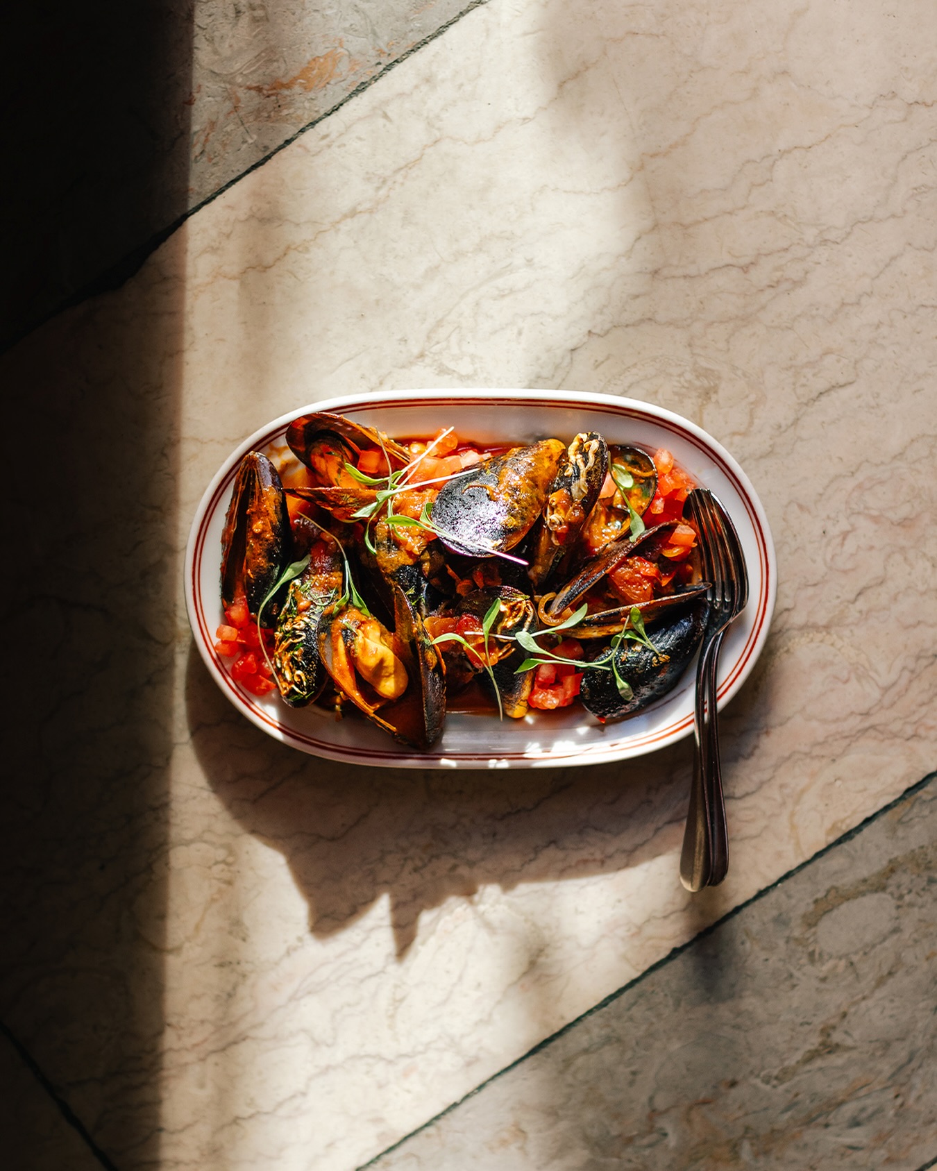 Mexilhão à Espanhola: um prato que o leva direto às ruas de Espanha. Por cá, servimos num caldo rico e irresistível, com segredos que só se revelam à mesa.
—
Spanish-style mussels: a dish that takes you straight to the streets of Spain. Here, we serve it in a rich and irresistible broth, with secrets that can only be revealed at the table.