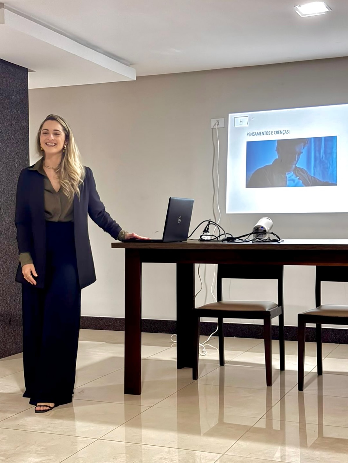 Ontem tive o privilégio de entregar uma aula sobre Comportamento Alimentar para a @psiquiatria.residencia
Onde pudemos abordar os aspectos fisiológicos, psicológicos e ambientais que influenciam as escolhas alimentares do indivíduo.
Pudemos discurtir um pouco sobre o uso de medicamentos estabilizadores de humor e alteração de apetite, e como a nutrição entra sendo um pilar importante nesse aspecto.
Entre outras coisas!
Deixando claro que o tratamento multidisciplinar faz toda diferença na resposta do paciente, e como devemos nos unir cada vez mais! Que todo tijolinho conta na construção de hábitos e estilo de vida.
Muito obrigada @andrews.psiq pelo convite!
Foi incrível estar com vocês! 🙌🏻❤️