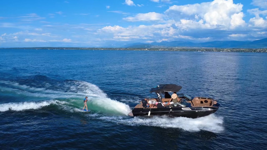 🌊✨ Summer vibes sur le Lac Léman ✨🌊
Un enfant, un sourire, une vague… et le Supra qui trace fièrement derrière lui 💥
Chez Hi5 Surfing Vibes Club à Mies-Tannay, le wakesurf, c’est aussi pour les plus jeunes 🏄♂️🔥
Des sessions fun, encadrées, dans un cadre magique entre lac et montagnes.
🎥 Drone view pour capter toute la beauté du spot et l’énergie du ride 🤍 vidéo de @fab.pilot avec le jeune rider @loysgva 🤙🏽🏄♂️
Viens rider avec nous cet été ! ☀️
📍 Hi5 Mies-Tannay
➡️ Réserve ta session maintenant et viens kiffer l’eau avec nous !
#Hi5Club #Wakesurf #LacLéman #SupraBoats #WakesurfKids #SummerVibes #WakesurfSwitzerland #DroneView
#wakeboard #paddlelife #lacléman #hi5vibes #Hi5Club #MiesTannay #WakeLife #Hi5SurfingVibes #PaddlePilates #WakeSurfFamily #PaddleCrew #Tribuhi5
#Mies #Tannay #Wakesurf #Wakesurfing #Lemanlake #LacLeman #drone