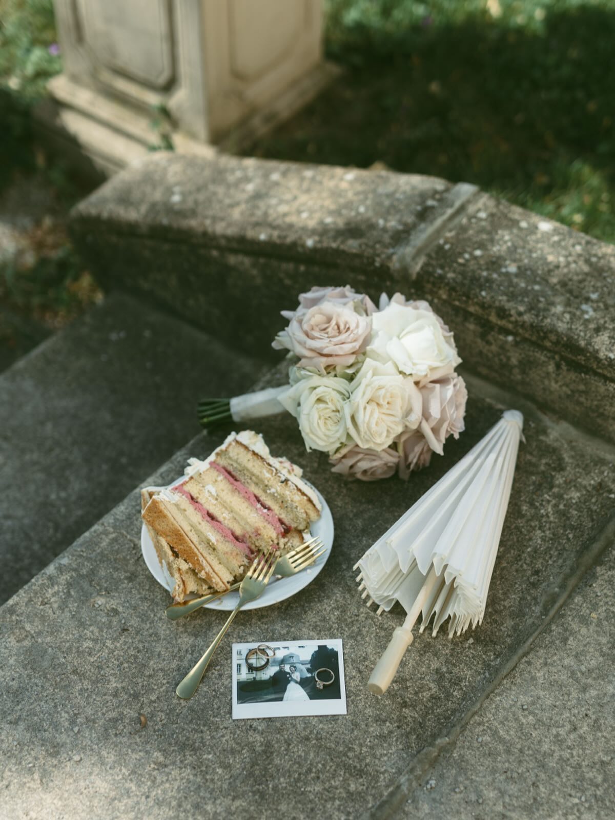 TORTENANSCHNITT 🍰✨
Wie toll ist die Idee mit dem Polaroidbild und dem Tortenstückchen?
Ich liebe es ja, wenn die Torte auch so kreativ bei den Hochzeitsbildern mit eingesetzt wird! ✨😍
Würdet ihr auch Himbeere Pistazie als Sorte wählen für euere Torte?
📸 @sarahguberphotography
Eventplanung: @aliagraceweddings
Blumen und Dekoration: @ckideal
Location: @schlossjaegersburg
Catering: @restaurantcateringlahner
#hochzeit2026 #weddingcake #vintagecake
#tortenanschnitt #patiserie #konditorei #heirateninfranken #juliasitter_patisserie