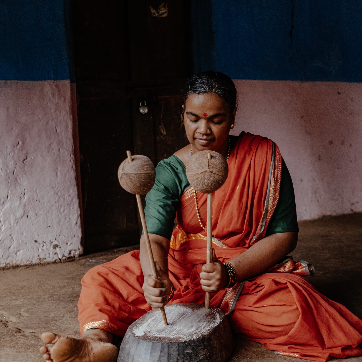 Traditions That Hold Space🫰🏽
Through her journey documenting homes and heirlooms of Goa, Heta Pandit (@heta._pandit) stumbled upon sound -specifically, the oviyos sung by Goan women at the grinding stone.
In these songs lie quiet truths about labour, caste, gender, and what women are allowed to do, even when excluded elsewhere.
Her work documents not just what’s remembered, but how. And in doing so, it reminds us that stories don’t always come from grand monuments.
Sometimes, they’re held in rhythm, routine, and the four walls of a home.
📸
1: Aaron Monteiro (@aaron._monteiro)
2: Daniel D’Souza (@danieldsouzaphoto)
#TheImpactSociety #Heritage #Culture #storytelling #writing #documentng #GrindingStories #Oviyos #GoanWomen #CulturalMemory #HetaPandit #OralTraditions #WritingAsWitness