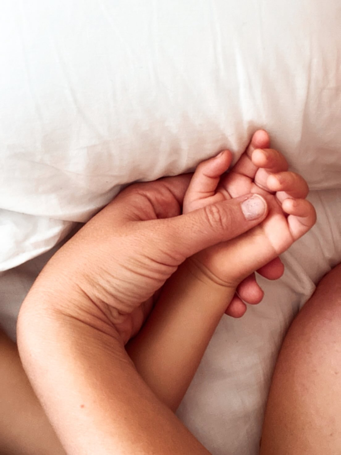 • MON COEUR •
Je déguste nos retrouvailles avec le coeur rempli.
❤️
Ses rires, ses mots, son odeur, son regard.
Tout est un délicieux cadeau.
Et en même temps, je sens un espace tout serré.
J’ai eu de la peine de partir de Paris et de me confronter de nouveau à l’échec de ne pas avoir pu lui offrir son papa et sa maman en même temps…
J’espère de tout mon coeur t’offrir une jolie vie.
Même sans ça.
Je fais tout pour être une maman forte, optimiste et heureuse.
On va y arriver mon chat.
On y arrive déjà.
Même si des fois il y a des « chansons au bord de mes yeux » comme le dit si poétiquement @juliettemagnevasoa