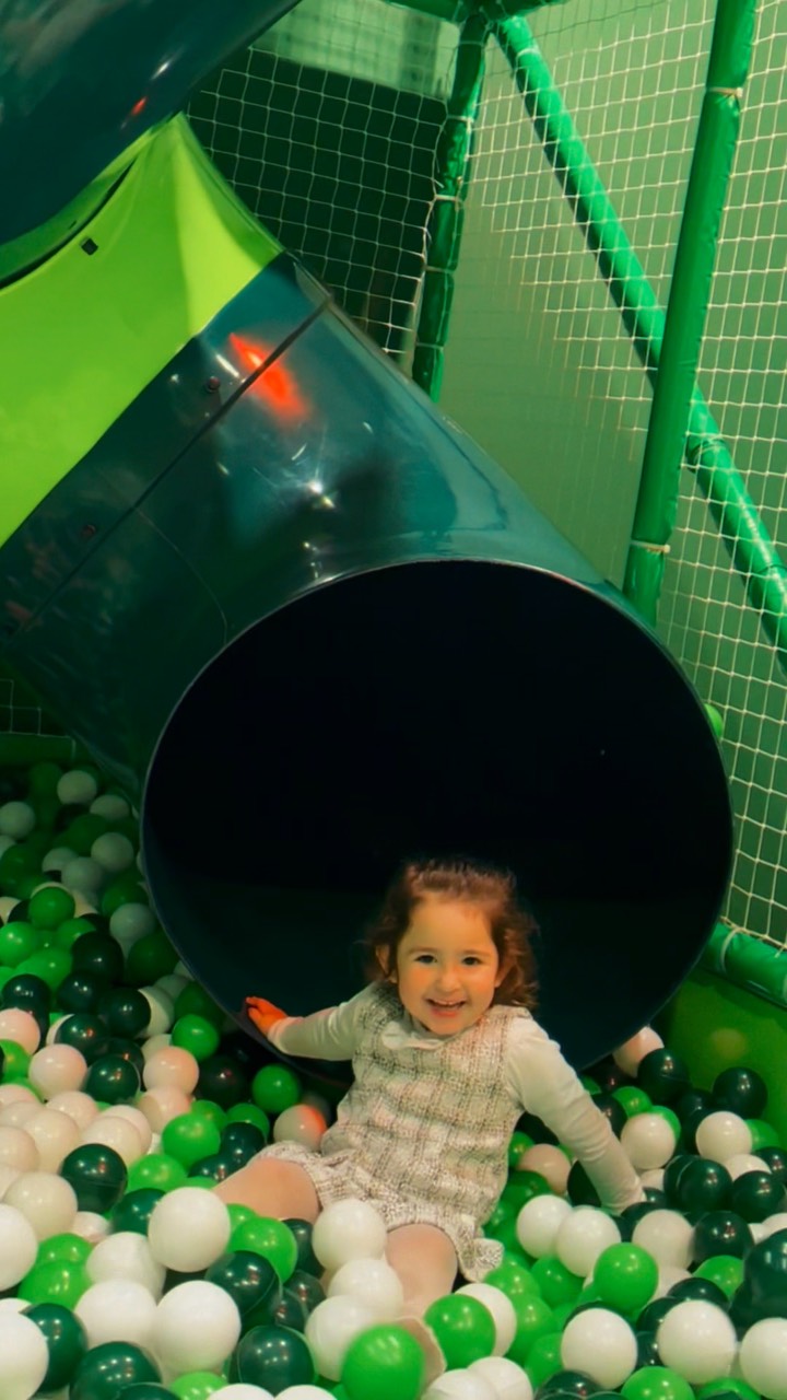 O Mundo Fantástico das Pizzas @omundofantasticodaspizzas chegou com tudo e a gente teve a alegria de viver essa experiência mágica na pré-inauguração! 🍕
Os sócios do emprendimento são nossos clientes em outro projeto, e foi incrível ver mais um sonho saindo do forno!
São 80 sabores de pizza, buffet de sushi, refri liberado, drinks autorais e uma área kids que mais parece um parque temático!
E tem mais: o jantar vira espetáculo com três shows diferentes, ambientes instagramáveis e personagens como a Princesa Foguinho, Kid Molhos, Tina e o vilão Friaca, que vive tentando congelar as fatias! ❄️
A estagiária Lele curtiu DEMAIS e já tá indicando pra geral o rolê é completo! 💚
📍Inauguração: 07 de agosto
📍Rua Papa João XXIII, 1069 – Cachoeirinha
Agradecemos pelo convite e pela noite mágica!