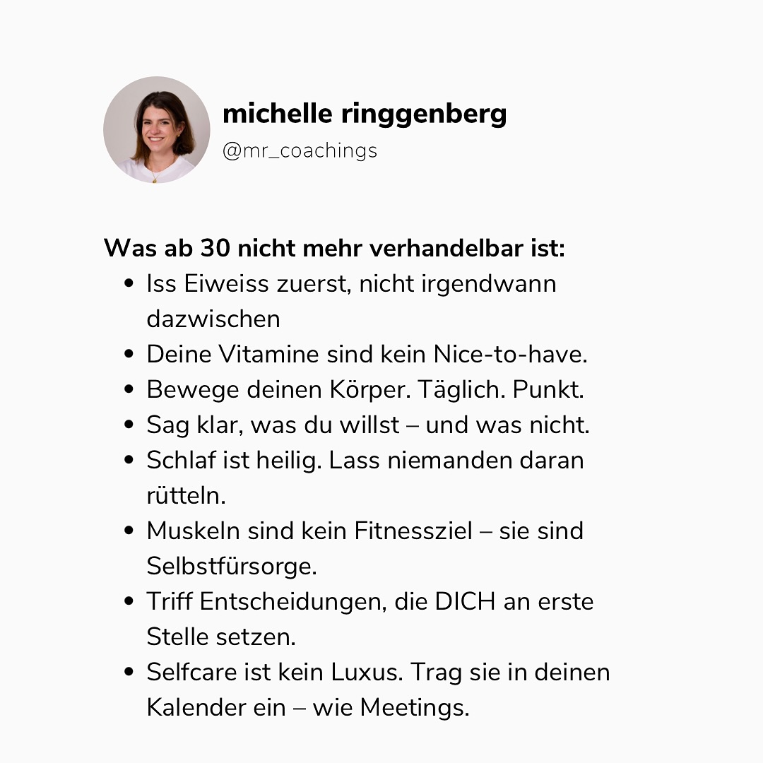 🚩Nach 30 ist Selbstfürsorge keine Option mehr – sie ist Pflicht. 🚩
Nicht, um perfekt zu sein. Sondern um ganz bei dir zu sein.
Wenn du nur noch funktionierst, Energie verlierst, obwohl du „alles richtig machst“ dann lies die Liste nochmal.
Das sind keine Tipps.
Das sind deine Standards:
🔸 Iss zuerst Eiweiss
Für stabile Energie & weniger Heisshunger
👉 z. B. Eier, Linsen, Joghurt, Tofu.
🔸 Nimm deine Vitamine.
Besonders D3, B-Komplex, Magnesium, Omega-3.
👉 Werte checken lassen - regelmässig.
🔸 Beweg dich täglich.
Nicht für die Figur – für dein Leben.
👉 Spazieren, Dehnen, Tanzen – Hauptsache: Bewegung.
🔸 Setz Grenzen.
Jede Grenze, die du hältst, spart Energie.
👉 „Das passt für mich nicht.“ Punkt.
🔸 Verteidige deinen Schlaf.
Schlafmangel macht dich reizbar, schwach & müde.
👉 Kein Handy im Bett. Feste Schlafenszeiten.
🔸 Bau Muskeln auf.
Ab 30 verlierst du sonst jährlich Muskelmasse.
👉 2x Krafttraining/Woche – auch zuhause.
🔸 Wähl dich selbst. Öfter.
👉 Frag dich: Was brauch ICH heute wirklich?
🔸 Plane Selfcare wie Meetings.
👉 Wenn’s nicht im Kalender steht, passiert’s nicht.
📌 Du brauchst keine neuen Vorsätze.
Du brauchst Standards. Für dich. Jeden Tag.
👉🏼 Wenn du eine Frau über 30 bist, die aufhören will zu funktionieren – und anfangen will zu leben:
Dann setz neue Grenzen. Und zwar deine eigenen.
Ich begleite dich gern dabei.
📩 Schreib mir oder buch dir dein erstes, kostenloses Gespräch. Der Schritt ist klein – die Wirkung gross.
🧠💪🫶
#coachingfürfrauen #selbstfürsorge #lebenab30 #mentalhealthfürfrauen #mindsetshift #selbstwertstärken #coachingimpulse #routinen #gesundheitab30 #wholefood #femaleenergy