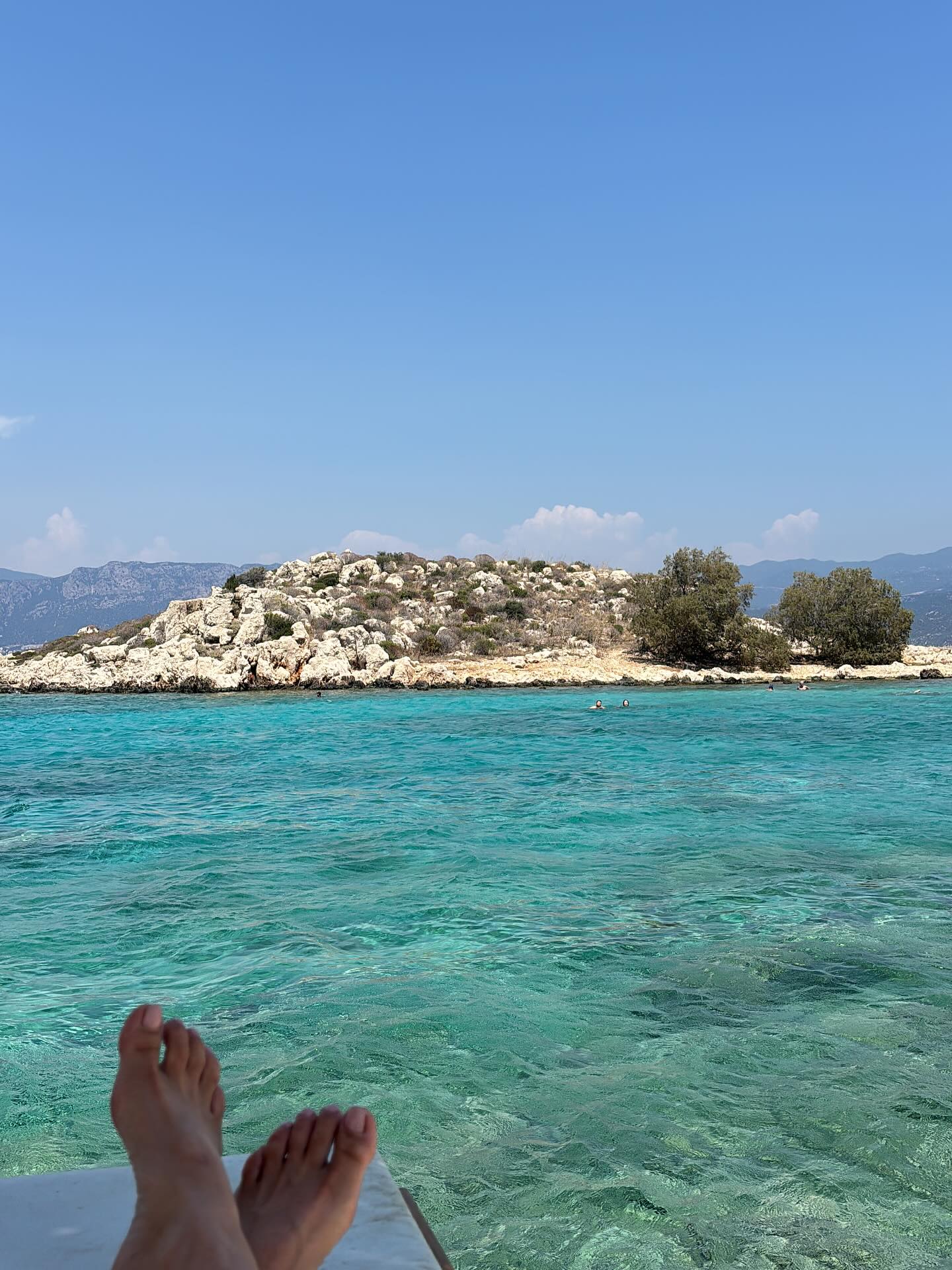 ๐ฌ๐ท Greek naps, cats & snacks ๐ฌ๐ท
Annual RnR to Kastellorizo ๐
A magical island.
This year was a little different & A-LOT SLOWERโฆless ridiculous runs and hikes, more bobbing around in the sea, actually reading a book and taking time to let my body and baby girl rest!!! ๐๐ฉท
However, I still managed a few walks, one big hike and plenty of food ๐ฅฐ
