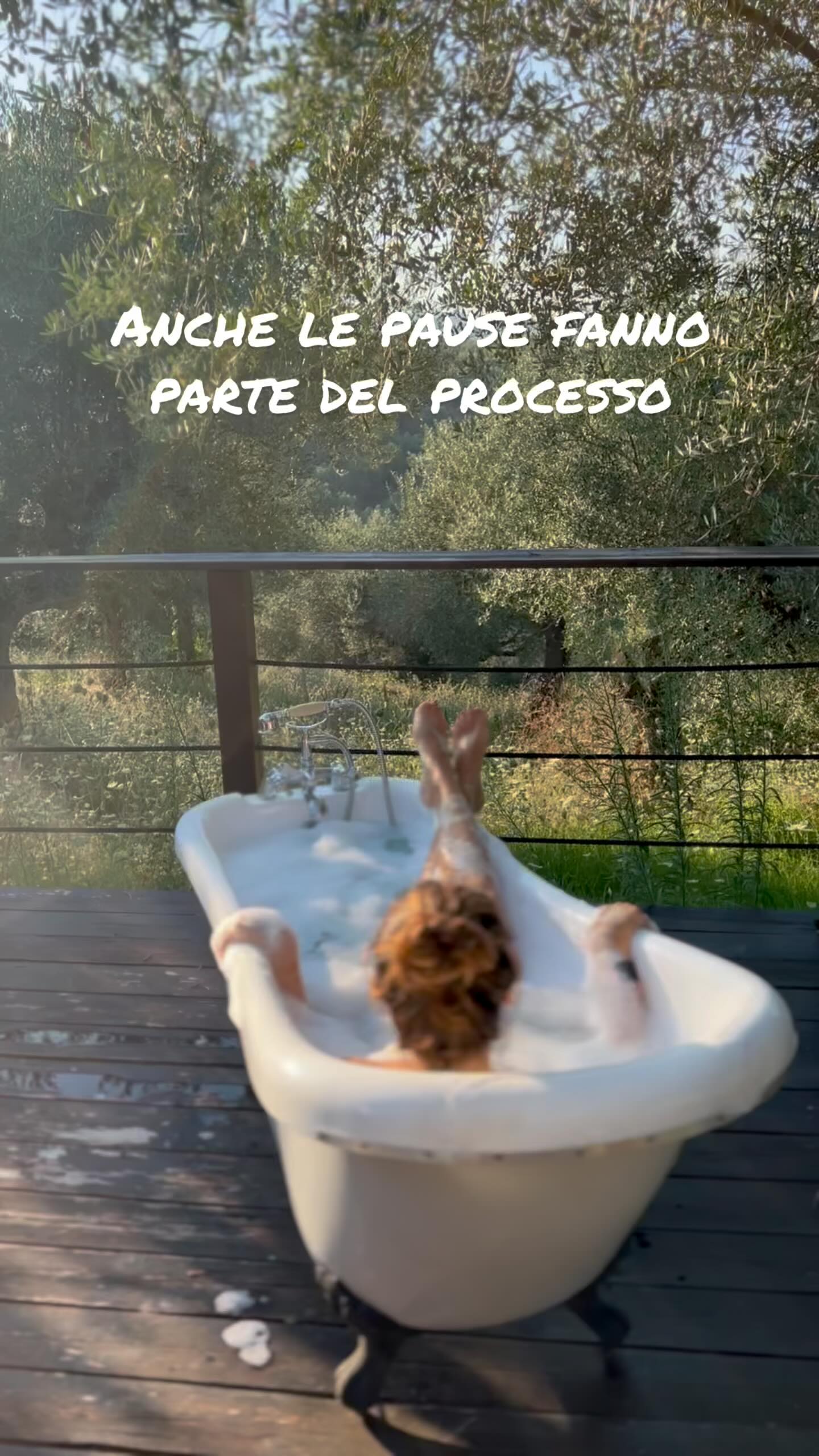 Lo so, non è facile accettarlo.
Soprattutto se sei abituata a misurare il tuo valore da quanto “fai”.
Da quanto produci, dai risultati visibili, da quante spunte hai messo nella tua to do list.
Ma è proprio nelle pause che accade qualcosa di invisibile e prezioso:
il corpo si riequilibra,
la mente smette di correre,
l’anima si ricentra.
🌿 Come rallentare davvero, in un modo che ti nutre:
1. Respira con la mano sul cuore per almeno un minuto.
Non per “fare meditazione”, ma per sentire che ci sei.
2. Lascia spazio vuoto in agenda. E non riempirlo.
Quel tempo serve. Anche se non sai ancora a cosa.
3. Siediti vicino a una finestra. Senza telefono. Solo per guardare.
Il mondo fuori ti ricorda che tutto cambia, anche senza forzare.
💭 Le pause non ti fanno perdere tempo.
Ti aiutano a ritrovarti.
✨ Salva questo post come promemoria per i giorni in cui ti senti “ferma”.
E se senti il bisogno di portare più consapevolezza e direzione nella tua settimana,
nel percorso Rise ti accompagno ogni lunedì mattina a iniziare con respiro, intenzione e presenza.
Scrivimi in DM con la parola RISE per iniziare il tuo rituale.
#trasformazionepersonale
#pausaconsapevole
#risvegliodellamente
#crescitaautentica
#rallentarepercrescere
consapevolezza
cambiamento
pausa
trasformazione
RISE