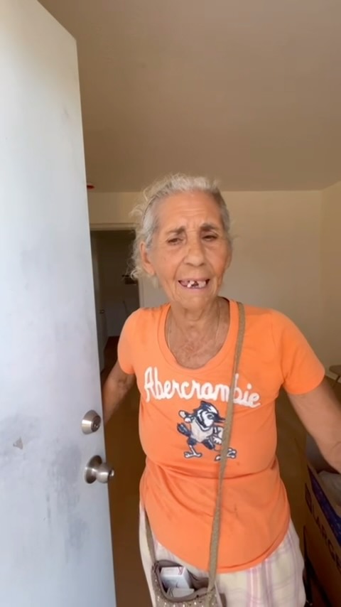 Caridad!
85 años (pero que sea un secreto) y la conocimos viviendo en un hotel con su hijo. No podía más y nos pidió una mano. La ayudamos a organizarse, a ahorrar de nuevo y a conseguir un apartamento que le sale más barato y es su hogar. Una alegría! Vamos que se puede! 💪❤️💪❤️💪❤️💪#homeless #endinghomelessness #hermanosdelacalle #housingfirst #invisiblepeople #miami