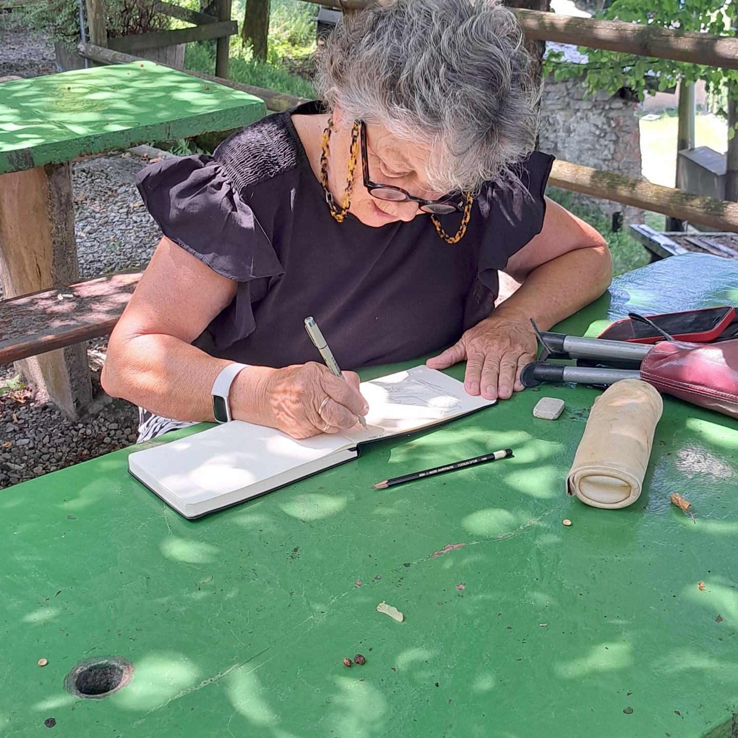 🍇 Cantine, scorci e storie a Gandria ✍️☀️
Venerdì 18 luglio ci siamo immersi in una giornata di disegno en plein air davvero speciale tra le ombreggiate Cantine di Gandria.
📖 Tra antiche pietre, quiete lacustre e racconti del luogo, abbiamo avuto l’occasione di esplorare e ritrarre uno degli angoli più affascinanti del nostro territorio.
Un sentito grazie a Bruno Pinoli per averci proposto questa splendida uscita…
e a Roberto Genazzini, scrittore e custode delle memorie di Gandria, che ci ha aperto le porte della sua cantina e ci ha fatto viaggiare con le sue parole.
📸 Scorri per vedere qualche scatto del pomeriggio creativo tra schizzi, matite e ispirazione.
#UrbanSketchersTicino #DisegnoDalVero #CantineDiGandria #SketchLife #TaccuiniDiViaggio #GandriaSketching #ChiCeCe2025 #TicinoCreativo #SketchEnPleinAir #CulturaVisiva
@pinolibruno