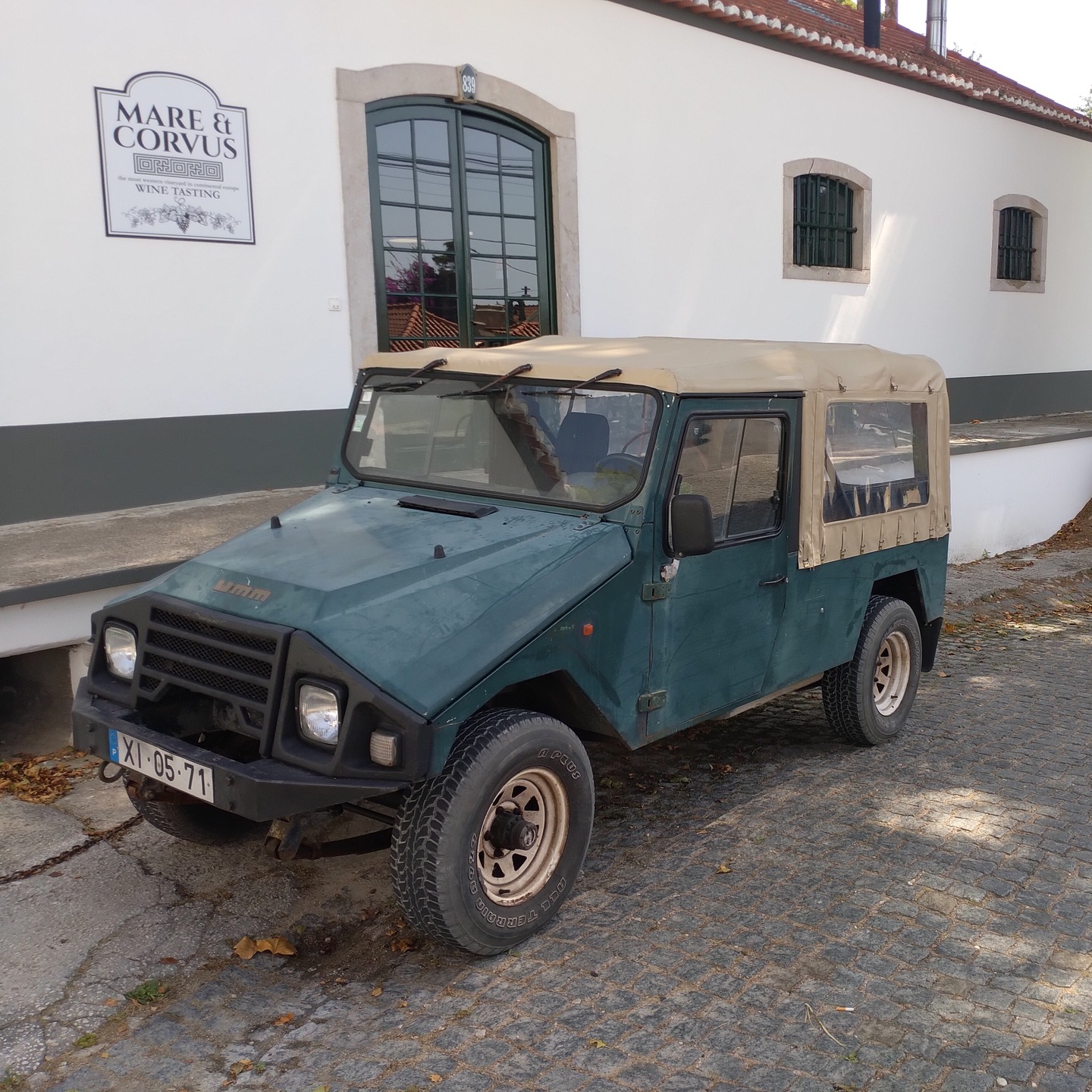 🍷✨ Discovering Villa Vergani is stepping into a place where time slows down and the senses come alive. Surrounded by vineyards stretching to the horizon and refined details at every turn, we toasted with the remarkable Mare & Corvus – a wine that tastes of the sea, history, and the soul of the Atlantic.
An experience that blends landscape, flavour, and authenticity... a must for those seeking the true essence of the Portuguese coast. 🌊🇵🇹
#WesternmostRoute #VillaVergani #MareAndCorvus #PortugueseWine #WineTastingExperience #WineWithAView #AtlanticCoast #NatureAndWine #TastePortugal #HiddenPortugal #AuthenticTravel #VineyardViews #WineEscape #CoastalVibes #NatureLovers #CulturalJourney #SintraCascais #WineTourism #AtlanticFlavours #SlowTravel #BoutiqueWineExperience