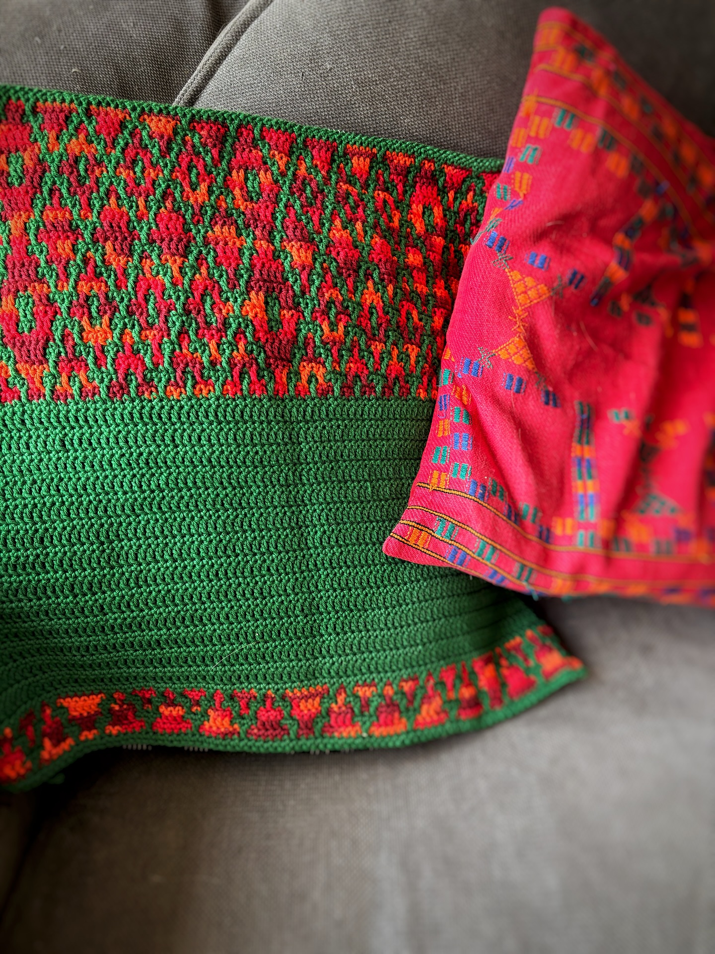 My very own design using #insetmosaiccrochet to create a beautiful warm-toned cushion in 100% cotton. The backing too is in #purecotton #handloom #ikat fabric from Orissa, back home in India. I’ve spent a while collecting different handloom fabrics from across India that I’ve carried to the UK with me to include in the work I do here. I love the interplay of the black and white diamond geometric with the greens and reds in the front. These covers (a set of two) will be available on my website soon to buy or custom order, so get in touch if you’d like a set!
Price: £35 per piece; £65 for set
Size: 16in x 16in (40.6cm x 40.6cm)
#crochet #newtechniques #handmade #crochetlove #crochetaccessories #crochetcushions #handmade #slowmade #makerthreads #makersofinstagram #makersgonnamake #merakibyhand #crochetdesigner #variegatedyarn #bespokegifts #maker #InsetCrochet #SlowCraft #HandmadeBusiness #FibreArts #WomenInCraft #TextileDesign #MerakiByHand #SmallBusinessCreatives #crochetmakernafisa #NafisaNandiniCrishna