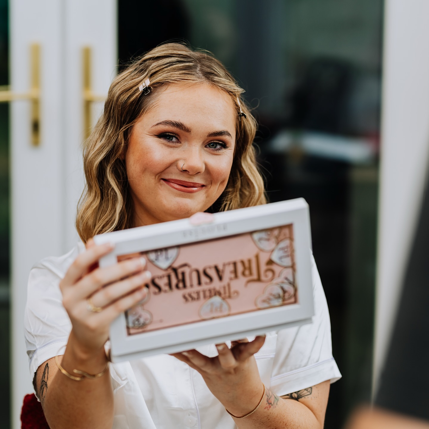 Behind the scenes of @maddiesinabox getting ready on the morning of her wedding 🤍
I feel so grateful to receive any professional photos from my brides 🥹 These particular photos by @darrenlovellpf perfectly capture Maddie’s natural beauty.
#bts #weddingmorning #bridalmakeupdorset #bridalmakeupbournemouth