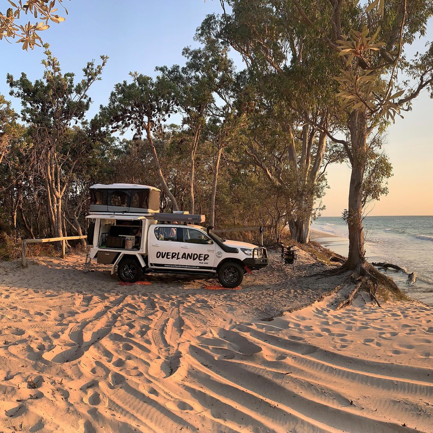 — Some moments are best watched, not chased. 🌅
📸: @swimdean07
#sunsetvibes
#beachlovers
#beachcamping
#goldenhour
#sunset
#toyotahilux
#toyotahilux4x4
#bullmotorbodies
#jamesbaroudaustralia
#arb4x4accessories
#bridgestoneaustralia
#maxtrax