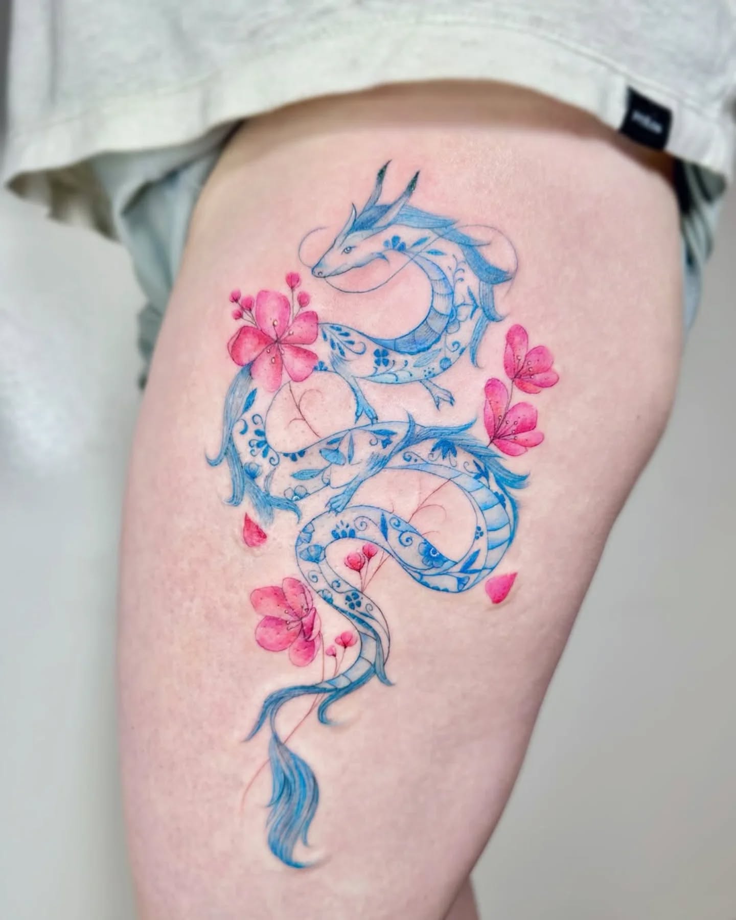 @luzrojatatuajes made this beautiful porcelain dragon
๐ธ๐๐ธ
Find her @raventhorn.manor.tattoo