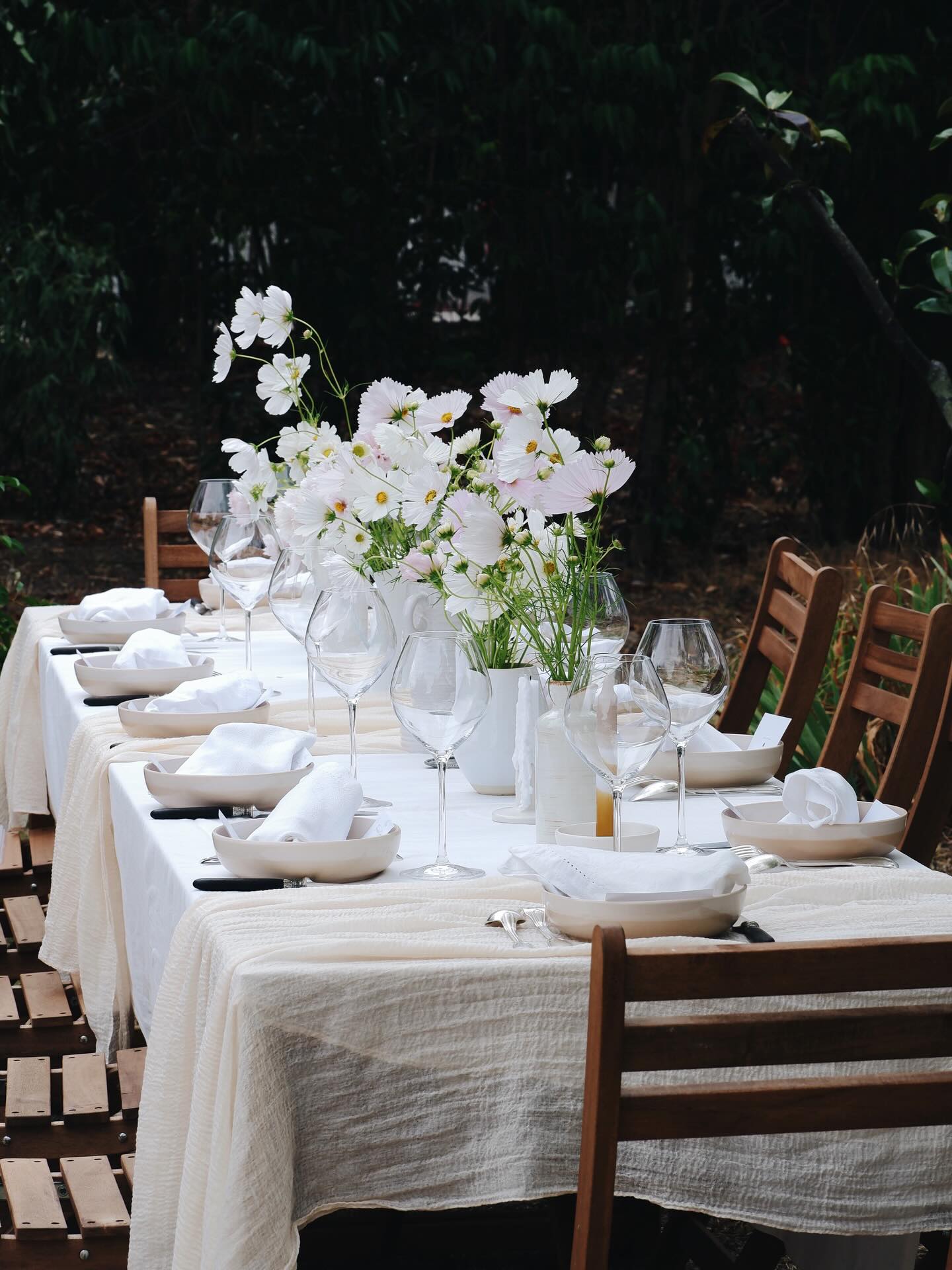 Table d’été pour un mariage 2025 pour d’adorables clients dans la jolie villa Odette en plein Toulouse.
Dressée dans un esprit tendre et floral avec les merveilleux cosmos de Charlotte @lafermedesmomentsdoux, elle sait combien je les aime 🌸
J’aime composer des tables où tout a du sens : des fleurs qui se mangent, de la vaisselle qui a traversé les générations (dans ma famille), des bougeoirs fétiches et une atmosphère délicate, pleine d’histoires à raconter.
#tablemariage #dressingdetable #fleurscomestibles #cosmosflowers #mariagechampetre #artdelatable #slowwedding #mariagetoulouse #Traiteurtoulouse #Foodtoulouse #fleurstoulousaines #flowers #Toulousefood #restauranttoulouse