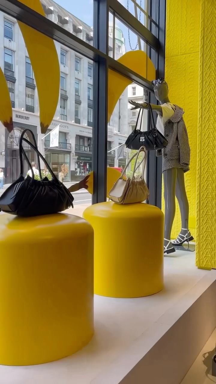 Going bananas for Marc Jacobs 🍌
Bright yellow vinyl and bold plinths bringing playful energy to the Regent Street window.
A fun instal that definitely stands out😁
#MarcJacobs #WindowDisplay #RetailDesign #RegentStreet #StoreDesign #CreativeInstall