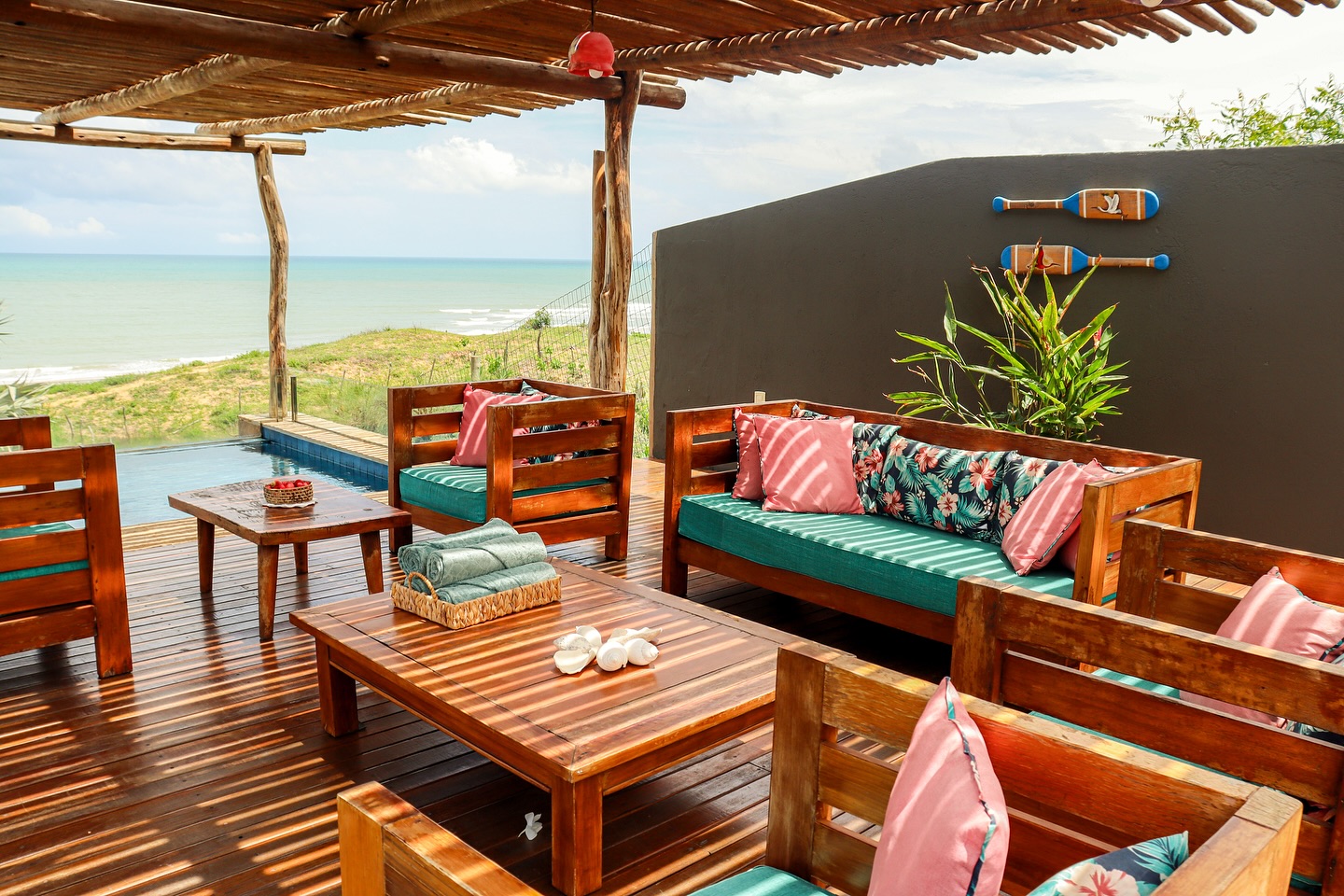Sinta a brisa do mar e o calor do sol neste paraíso particular.
Nossos lounges externos convidam ao relaxamento total, com sofás e poltronas aconchegantes em tons de azul e detalhes tropicais, perfeitos para contemplar o azul infinito do mar.
Deixe-se envolver pela atmosfera serena e desfrute de momentos inesquecíveis neste cenário de tirar o fôlego.