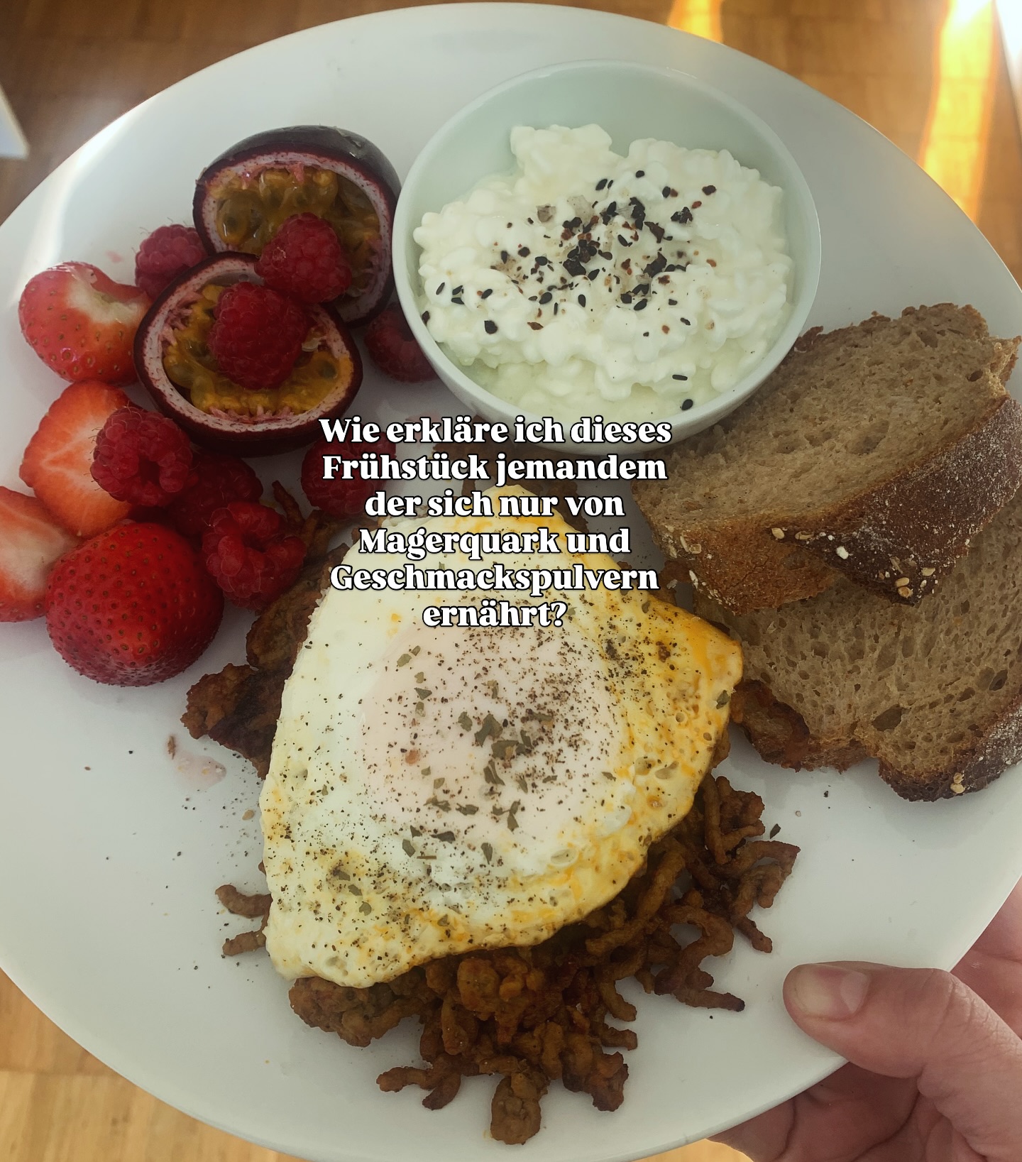Mein Frühstück für echte Energie – nicht für Kalorien!
An meinem freien Tag geniesse ich es mein Frühstück herzhaft zu gestalten.
Heute auf meinem Teller:
🍞 „Fyrabig“-Brot gekauft bei @denner_schweiz
🥄 Ca. 100 g Hüttenkäse
🍳 150 g Hackfleisch in Ghee gebraten
🍳 1 Spiegelei
🍓 Eine Handvoll Beeren
🥭 1 Passionsfrucht
👉 Klingt simpel? Ist es auch - aber genau deshalb so kraftvoll.
Denn was dein Körper morgens braucht, ist kein kalorienarmer Snack, sondern:
✅ Proteine
✅ Fette
✅ Nährstoffe
✅ Ballaststoffe
✅ Energie für Körper & Hormone
✨ Power-Mikronährstoffe aus meinem Frühstück:
🥩 Zink & Eisen (Hackfleisch, Ei) → Für Hormonbalance & Energieproduktion
🥚 Cholin (Ei) → Wichtig für Leber, Nerven & Zellgesundheit
🧈 Vitamin A & K2 (Ghee, Eigelb) → Für Haut, Schleimhäute & Knochen
🍓 Vitamin C & Antioxidantien (Beeren, Passionsfrucht) → Für Immunsystem & Zyklus
🧀 Calcium & B-Vitamine (Hüttenkäse) → Für Nerven, Muskeln & Stoffwechsel
📣 Reminder:
Ein hormonfreundliches Frühstück ist nicht fancy, aber entscheidend.
Iss morgens bewusst, nährstoffreich und ehrlich.
💛 Dein Körper wird’s dir danken – den ganzen Tag lang.
#frühstückfürfrauen #hormonfreundlichessen #nährstoffdichte#nährstoffreicheernährung #zyklusgerechtessen#wholefoods#michellecoachtanders #frühstücksideen #mrcacademy #sattstattleer #powerplate #frauenessenanders#gesundheit#selbstständigefrauen
Inspo bei @nikis_healthyspace