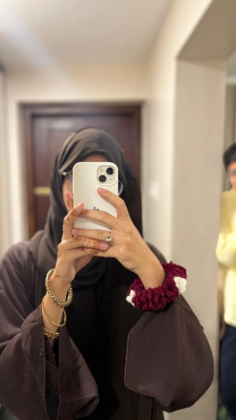 His approving gaze is the best accessory🥹✨️ Feeling beautiful and loved in this look❤️ complete with the handmade gajra🌸🌸