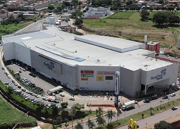 A Construtora ORCA, referência em empreendimentos comerciais de alta complexidade, liderou com maestria a execução do Shopping Brasil Park, estrategicamente localizado em Anápolis/GO na Avenida Brasil Norte. Reconhecida por sua excelência, a ORCA destaca-se pela agilidade, precisão e elevado padrão de qualidade na materialização de projetos de grande envergadura, concebidos para proporcionar experiências diferenciadas a consumidores e lojistas.
O Shopping Brasil Park surge como um símbolo do progresso urbano e econômico da região, catalisando o crescimento do comércio local e fomentando a geração de empregos. Esse empreendimento reforça a posição da ORCA como protagonista no setor da construção civil, reafirmando seu compromisso com inovação, sustentabilidade e o desenvolvimento de soluções arquitetônicas que transformam comunidades e impulsionam o futuro.