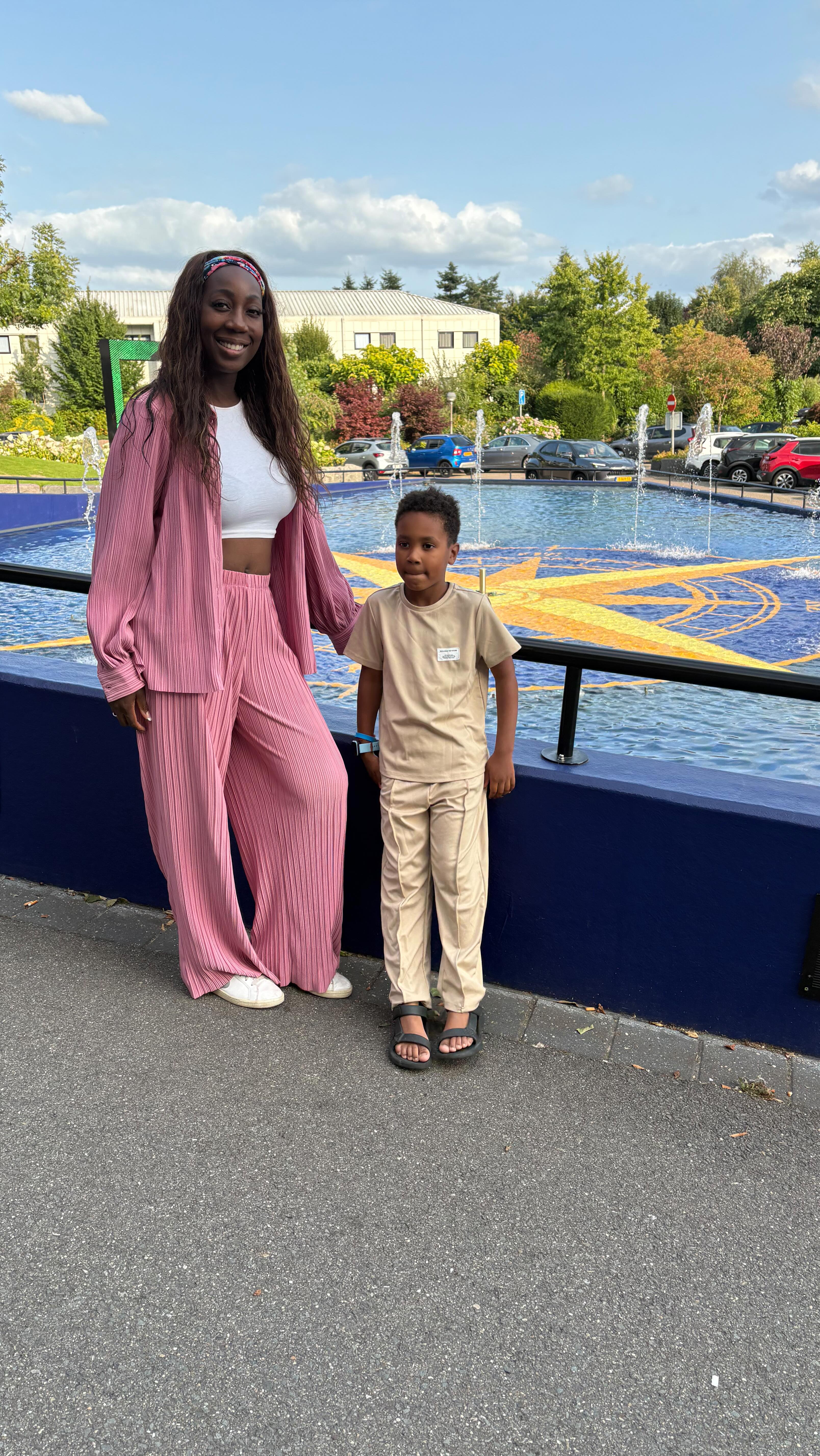 Moeder & zoon uitje 💙 bij @prestonpalace
Zo waardevol om samen op vakantie te gaan.
Vier dagen vol zwembad, arcade, kermis, bowlen, onbeperkt ijs… en nog veel meer. #MakingMemories