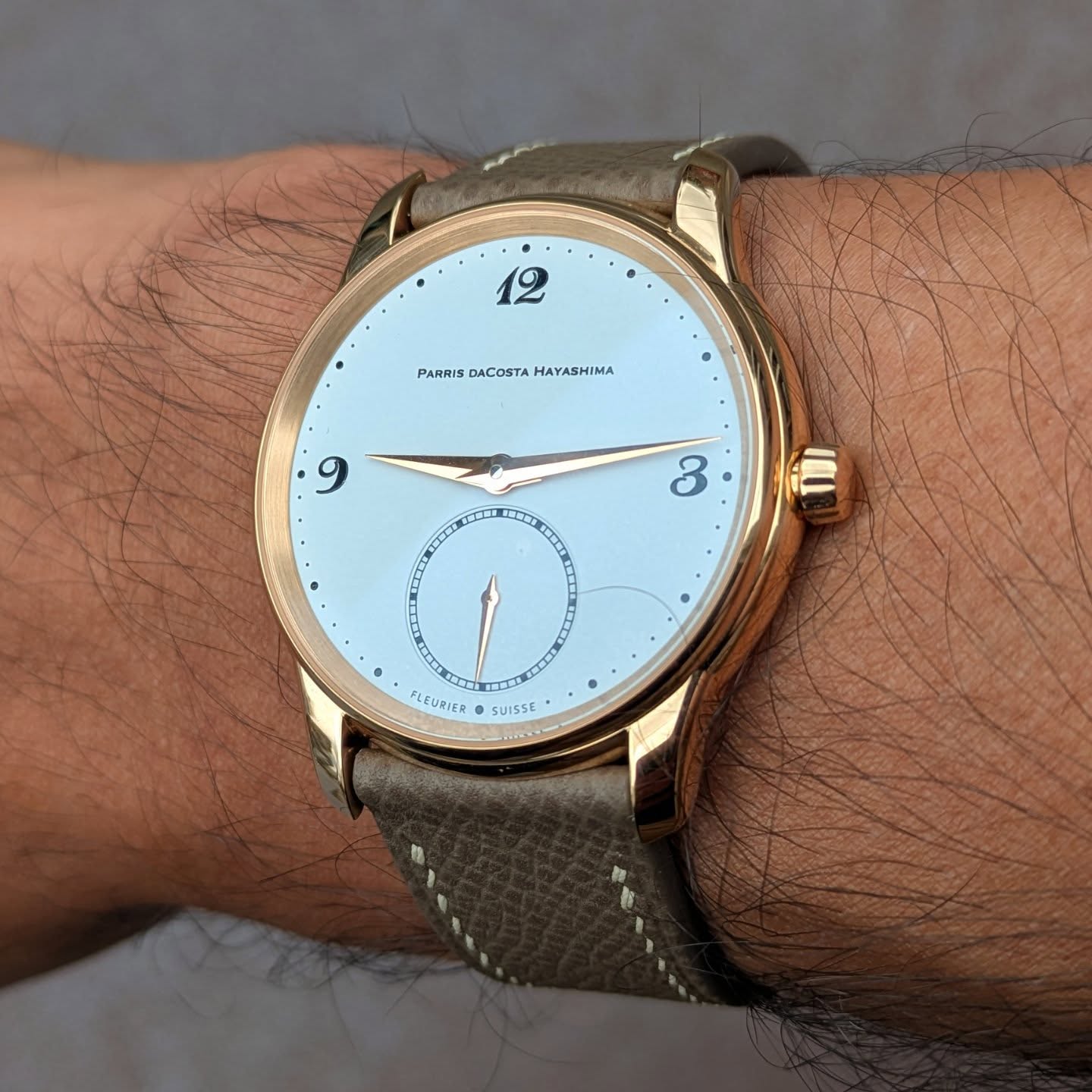 The main case part of Kagamimochi is machined from a single piece of material. Then a bezel piece on top and a screw-in case back. The case was made by @lafabriquedutemps in 4N 750 rose gold. In this picture, taken under natural light, kagamimochi is on a taupe grey epsom leather strap with contrasting stitching.
#kagamimochi
#lafabriquedutemps
#metalem
#vauchermanufacture