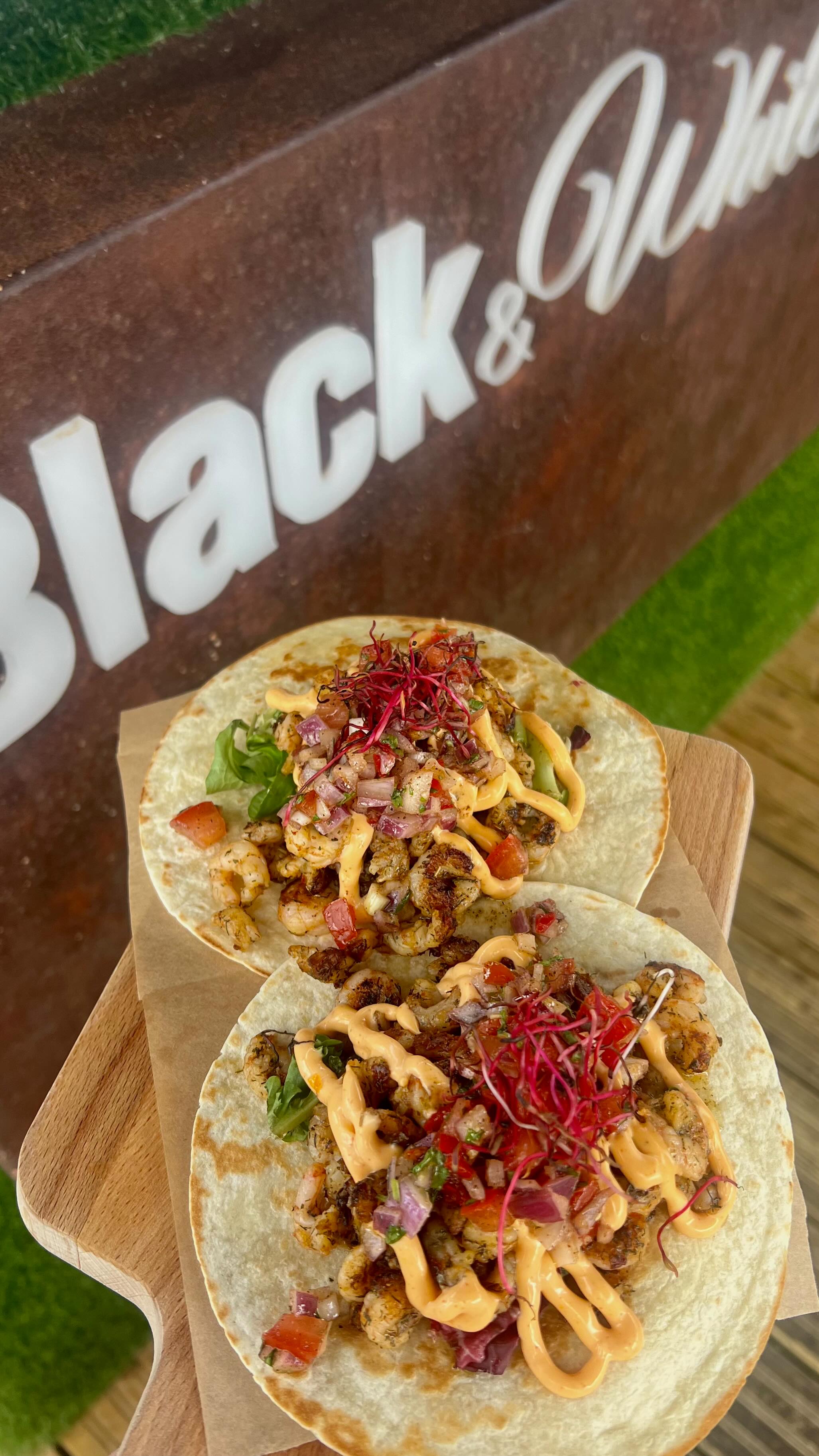 Till alla räkälskares stora glädje – vår populära räktortilla från förra säsongen är ÄNTLIGEN tillbaka! Fräsch, smakrik och fylld med sommarkänsla – precis som ni minns den. Kom och njut innan den försvinner igen!