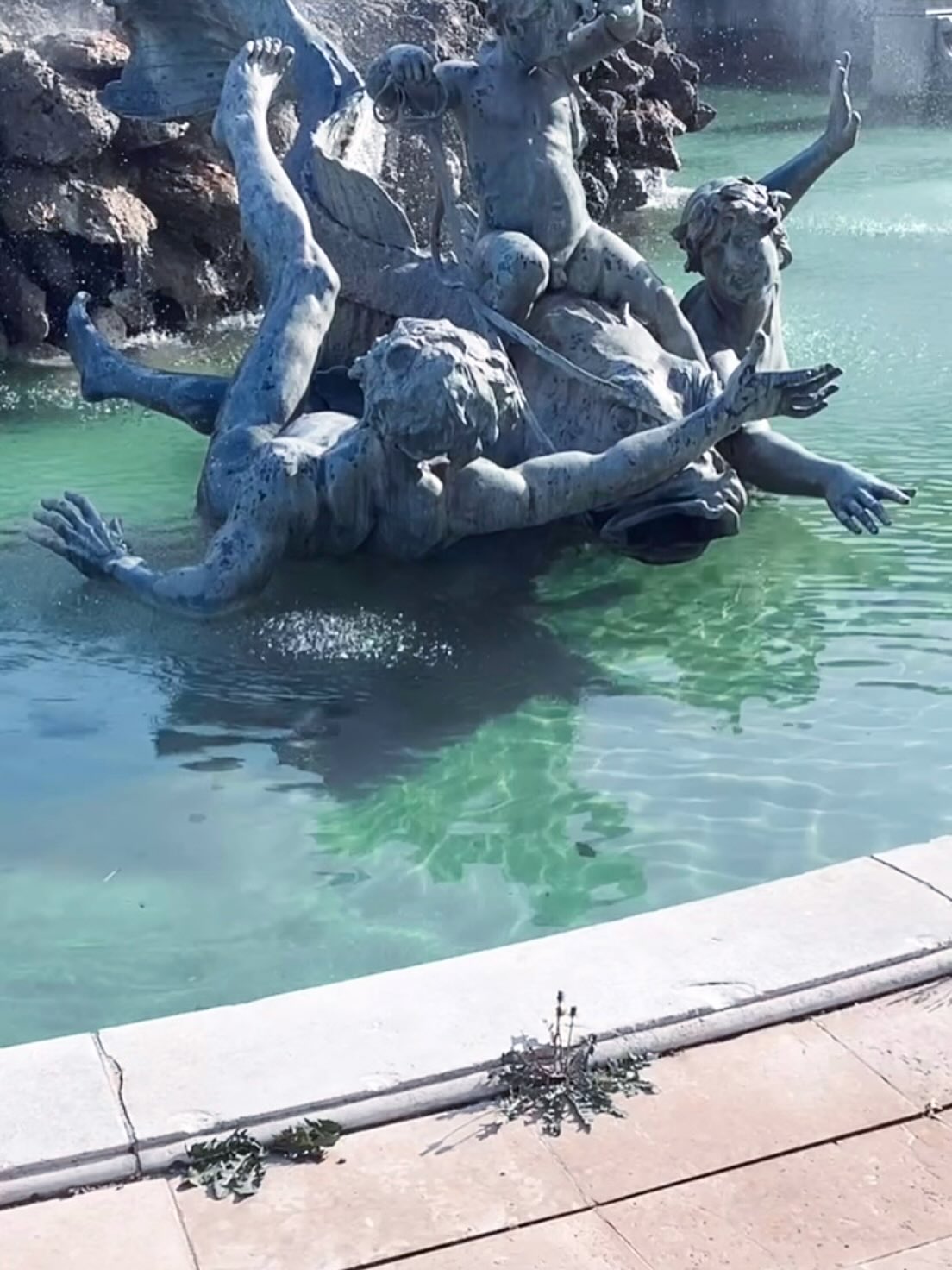 • 10 ANS PLUS TARD •
Revenir devant cette fontaine avec mon bébé.
Il y a un peu plus de 10 ans, j’habitais juste à côté et j’étais très loin de m’imaginer la suite que ma vie me réservait.
Je suis curieuse de savoir comment les choses seront dans 10 ans de nouveau.