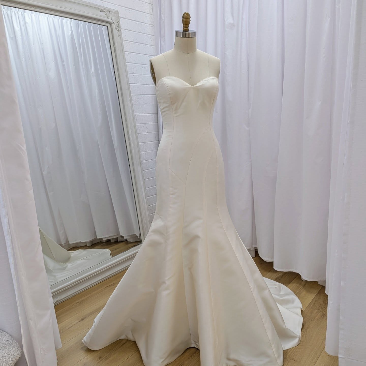 ✨ Timeless elegance meets endless possibilities ✨
This sleek silk Mikado gown is the perfect blank canvas for your bridal vision. Wear it as is for a minimalist, modern look — or make it your own with delicate lace sleeves, a floaty tulle overlay, or a pearl-dusted veil.
♻️ Available now at Love Me Twice — sustainable, reloved, and ready for its next love story.
#LoveMeTwiceBridal #SustainableBridal #SilkMikadoGown #ModernBride #PrelovedWeddingDress #BridalStyle