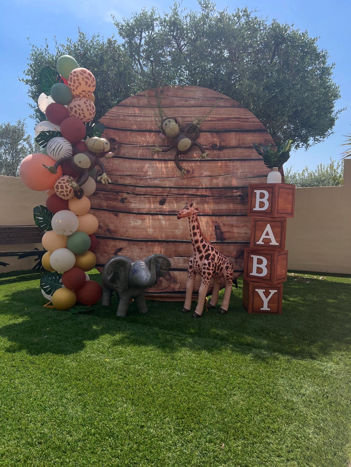 🐘 Décoration Jungle Safari 🐒🦓
Une ambiance douce et chaleureuse pour un baby shower inoubliable.
Des couleurs naturelles, un fond en bois, des animaux gonflables et une arche de ballons aux tons safari pour une mise en scène soignée 🌿
📍 Thème : Jungle / Safari
🎈 Ballons organiques, totem “BABY”, peluches et fond en bois
📆 Sur devis – personnalisable selon le thème souhaité
Vous préparez un anniversaire, une baby shower ou un baptême ?
📩 N’hésitez pas à me contacter pour créer une décoration sur mesure.
👩🎨 #evenementiel #babyshower #decorationjungle #decoratriceevenementielle #decobebe #dijon #thème #jungle #bourgogne