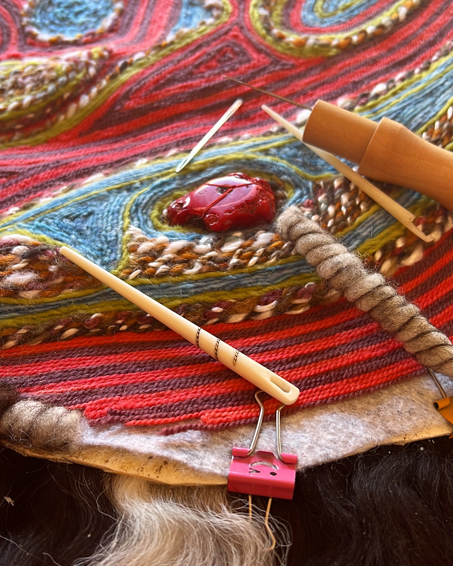 We exist in many times and places simultaneously, working with our past and future selves in the act of making and unmaking. Celebrate being the author of your own becoming each day.
#intuituveart #skinnfeller #nordic #needlefelting #queerart