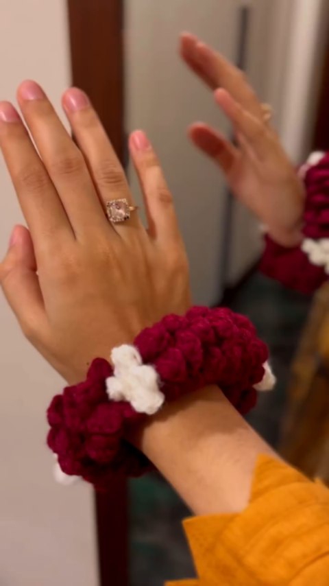 Lost in the beauty of my crochet gajra and loving every moment 🥹❤️#saiyaara #gajra #crochet #weddingvibes #indianweddings