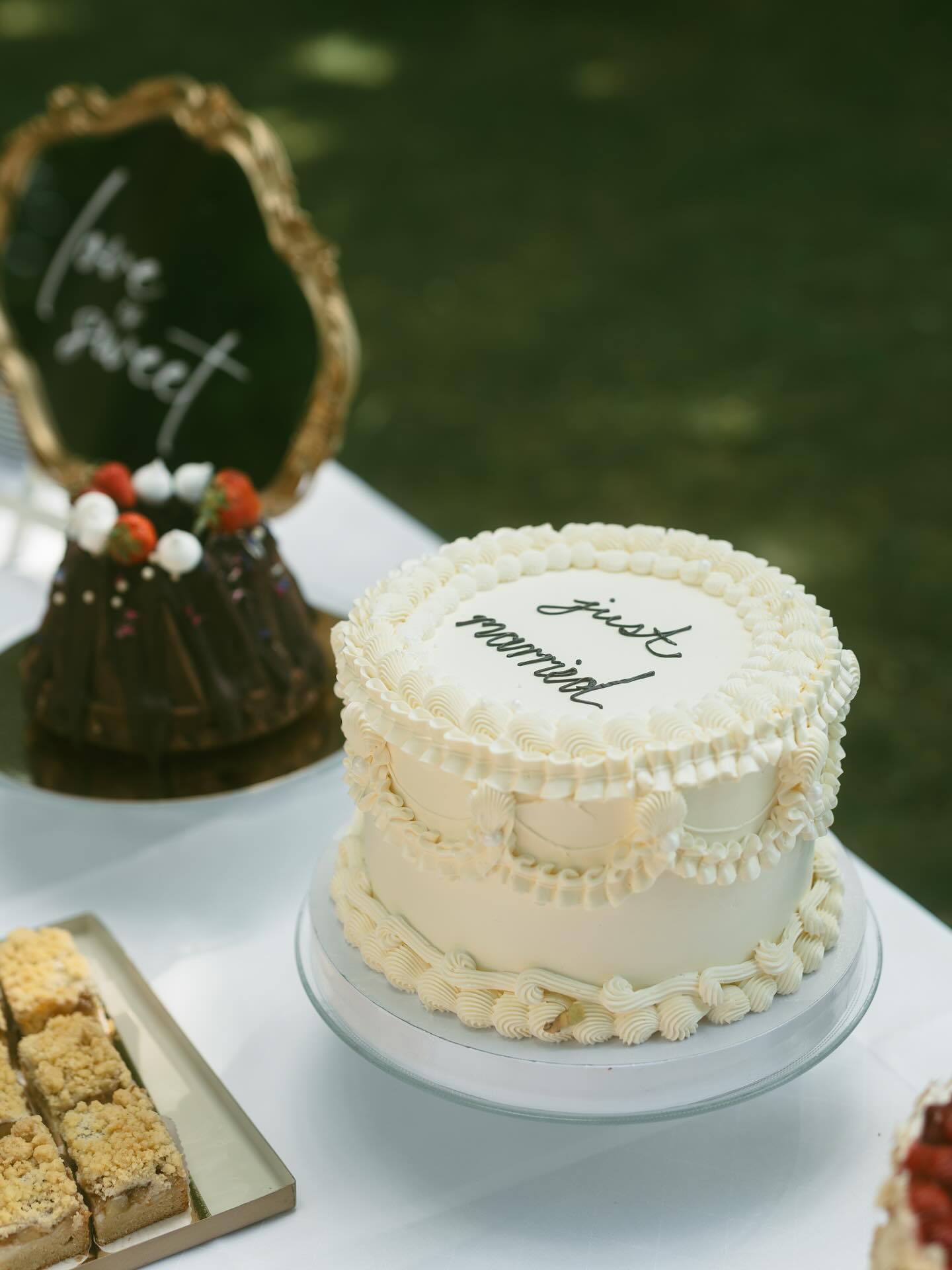 Vintage Cake 🤍✨
Schönes Wochenende euch allen!
Fotografie: @sarahguberphotography
Planung: @aliagraceweddings
Blumen/Deko: @ckideal
Location: @schlossjaegersburg
Catering: @restaurantcateringlahner
#vintagecake #hochzeitstorte #heirateninfranken #wedding2026 #patisserie #konditorei #juliasitter_patisserie