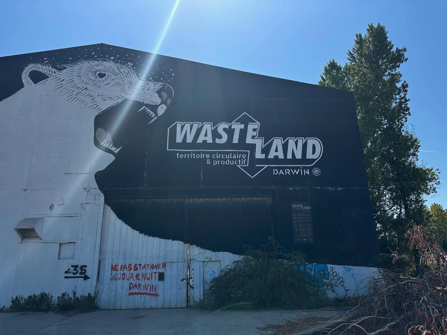 Bezoekje aan Darwin Écosystème – een voormalige kazerne (de Niel-kazerne, gebouwd in 1874) die sinds circa 2011 herbestemd is tot een bruisend, duurzaam ecosysteem. Grote muurschilderingen van Darwin. Enkel food met biologische ingrediënten en ter plaatse gebrande koffie, huisgemaakte chocolade en lokale wijnen. Alles met aandacht voor zero-waste, zoals compostering. Top!! #streetart #bordeaux #eco #zerowaste #darwin