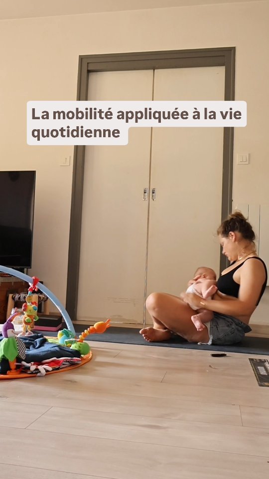 La mobilité, dans la vraie vie c'est pas forcément incroyable ou impressionnant, ça permet juste de se relever en toute sécurité avec un bébé dans les bras dans une baignoire par exemple, bref assez utile de manière générale
Pas besoin d'exercice alambiqué juste la pratique du mouvement régulière ça marche très bien et ça tombe bien, c'est le fondement de mes enseignements 😉
#mobilitéfonctionnelle #yogadanslavraievie #yoga #newmum #parenting